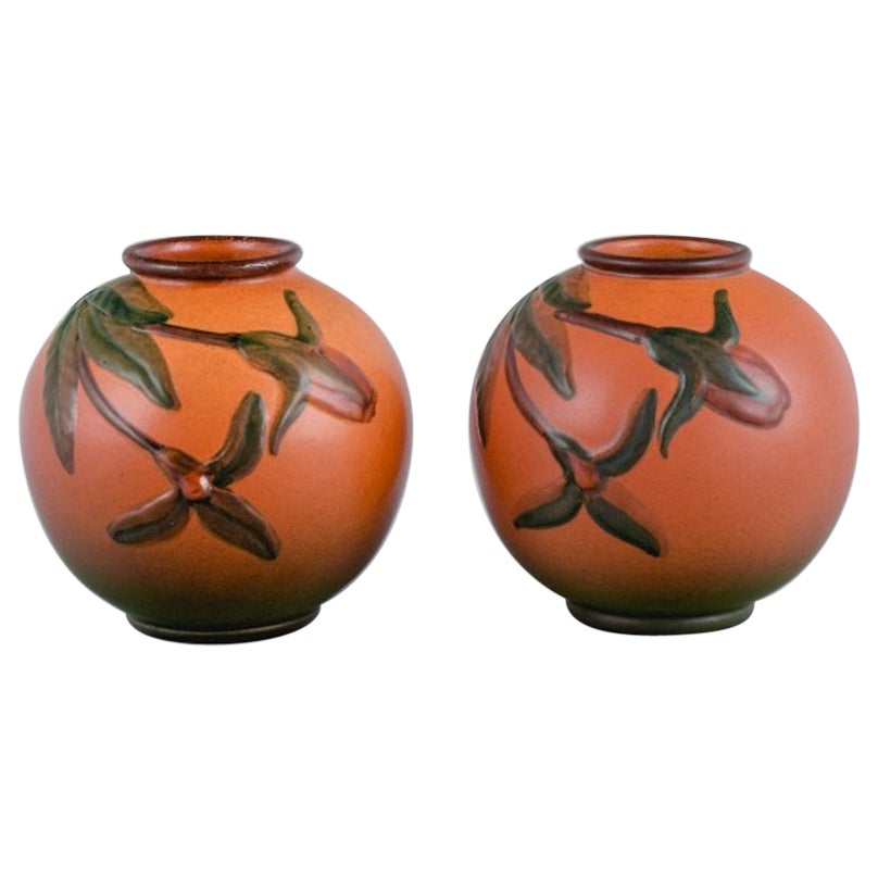Ipsen's, Dänemark. Zwei kleine Vasen mit Glasur in orange-grünen Farbtönen.