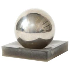 Petite sculpture grise et chromée du 20ème siècle ; boule d'argent sur base en lucite