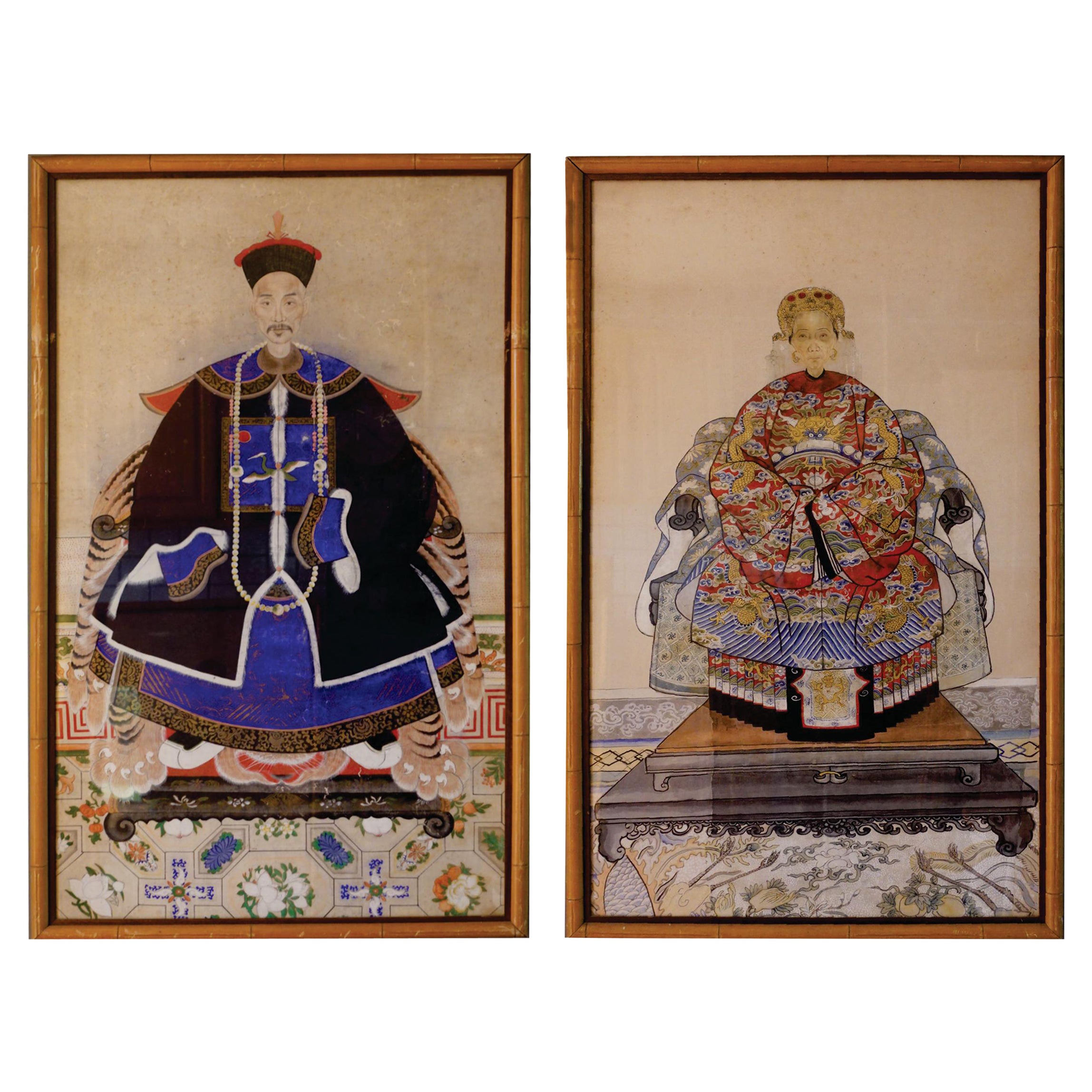 Paire de grands portraits d'ancêtres chinois encadrés du 19ème siècle