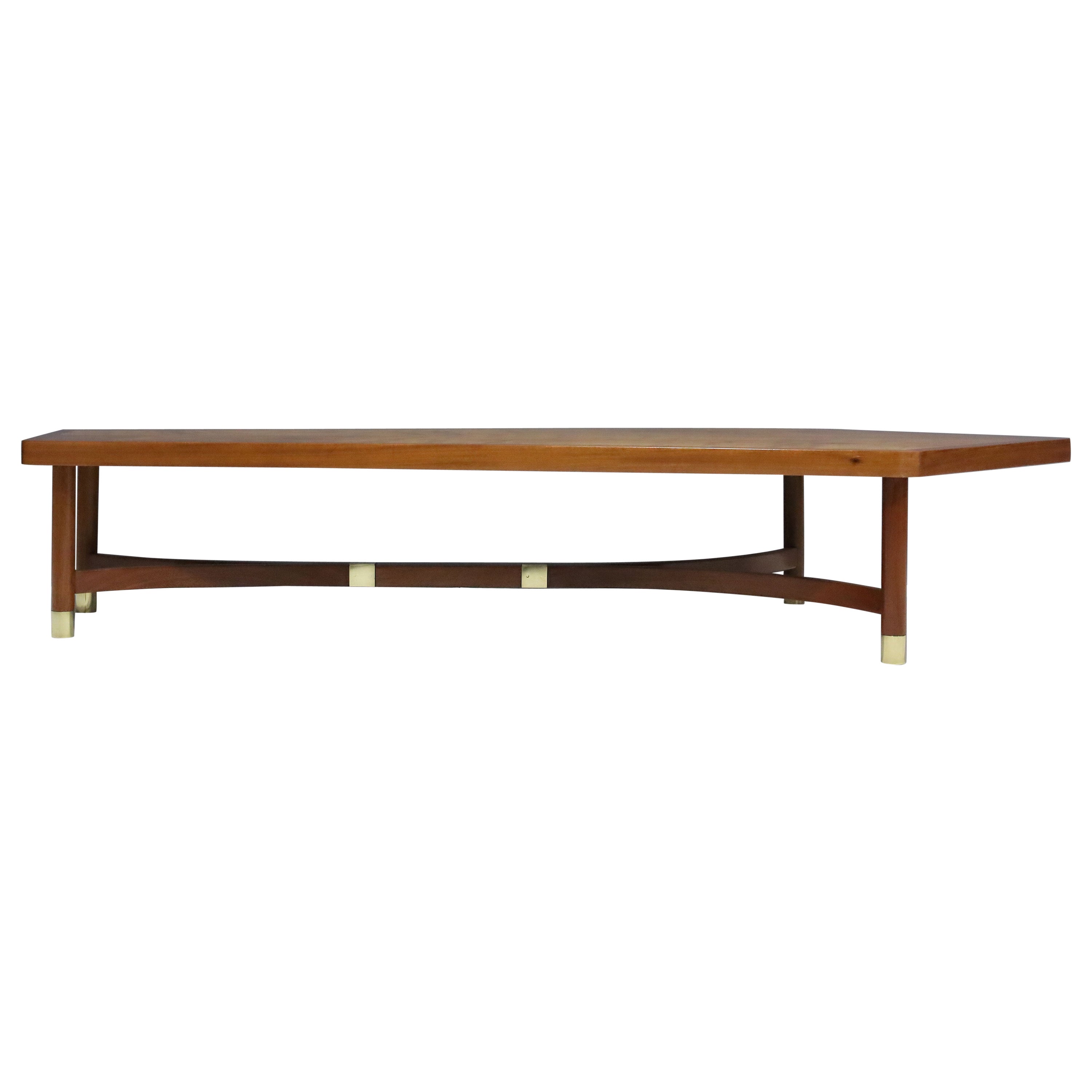 Grande table de cocktail attribuée à Harvey Probber avec accents en laiton en vente