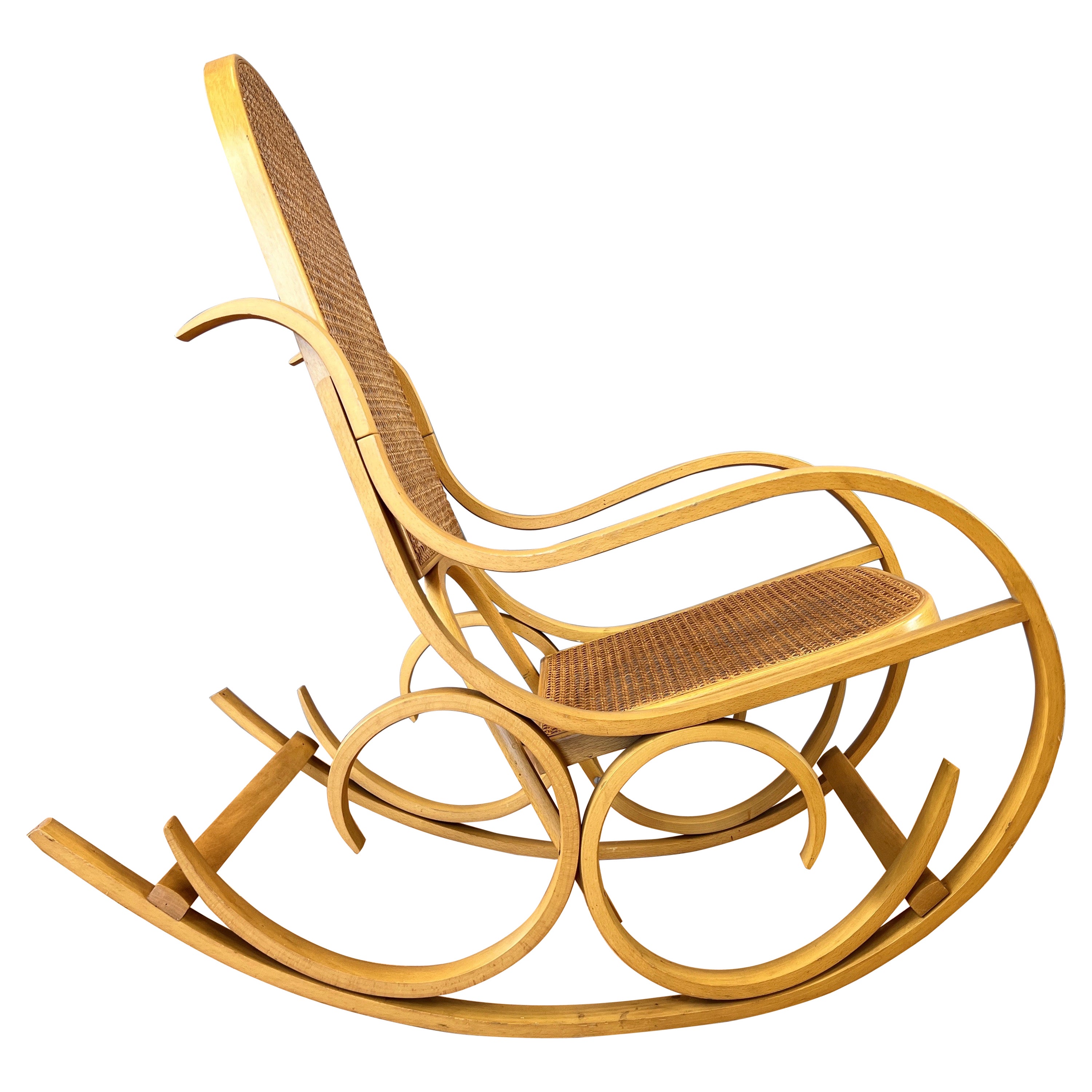 Chaise à bascule italienne Luigi Crassevig en bois cintré avec assise en rotin tressé, 1970 en vente