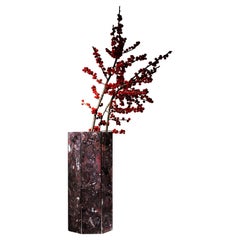 Rosso Levanto, Terrazzo, Heptagonaler Narzissen, 2017, Vase von Tino Seubert