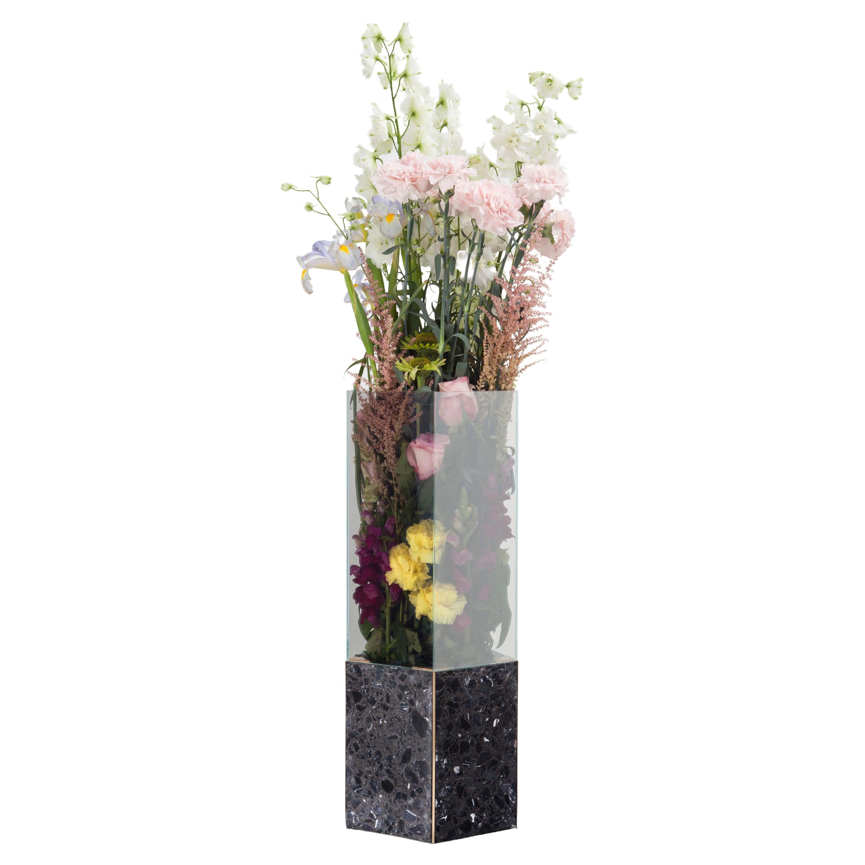 Schwarze Terrazo Pentagonal-Vase mit Narzissenmotiv von Tino Seubert
