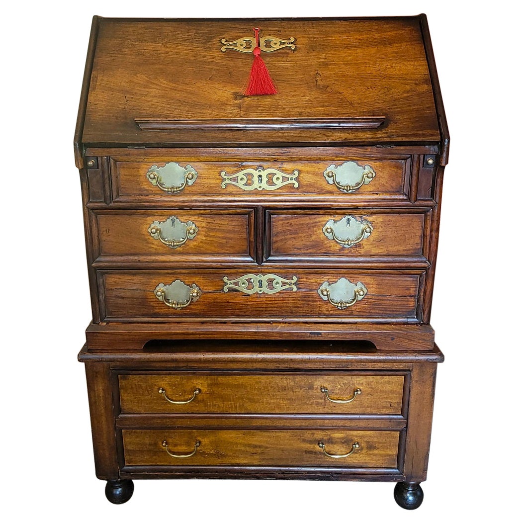 Bureau de campagne miniature George II du 18ème siècle sur support de coffre ultérieur