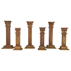 Sechs dekorative Säulen aus Bronzeholz
