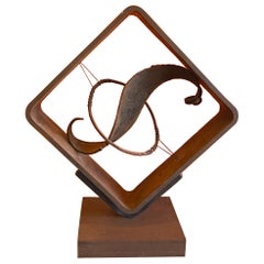  Sculpture abstraite rotative en acier taillé du MCM de James Hubbell