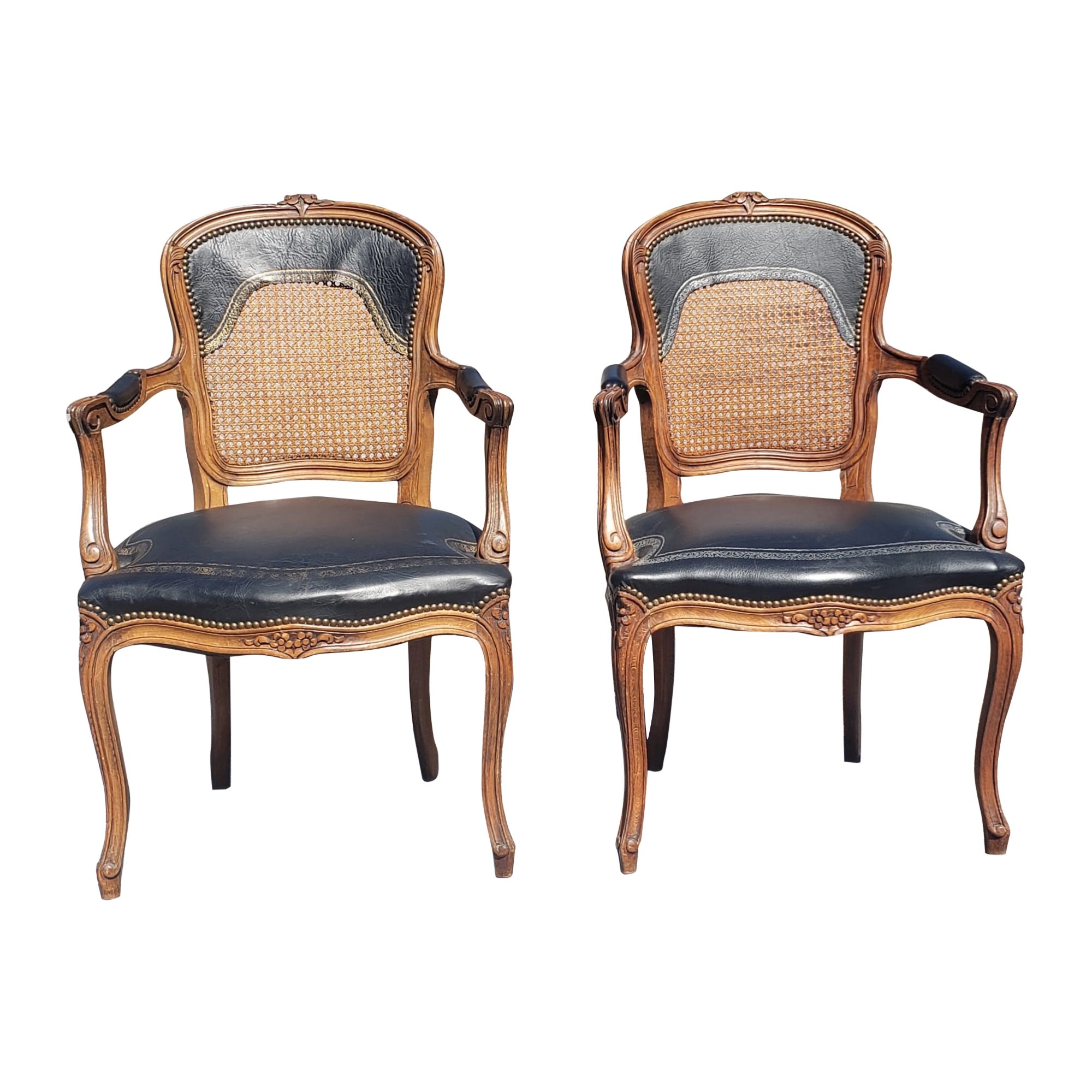 Paire de fauteuils Louis XV en bois fruitier, cuir clouté et laiton, à dossier en canne en vente