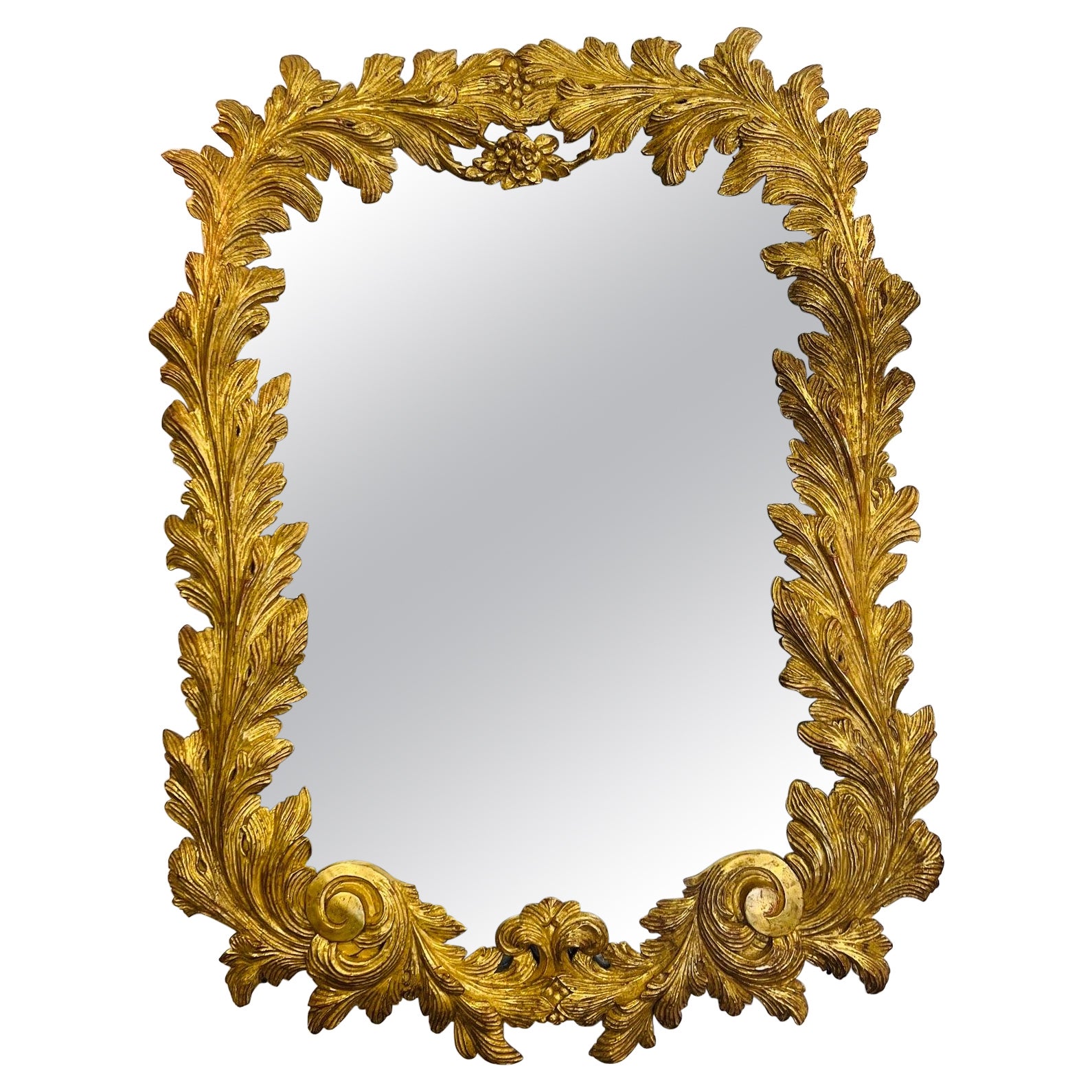 Großer italienischer geschnitzter, stark geschnitzter Spiegel aus vergoldetem Holz mit Glasplatte im Used-Look