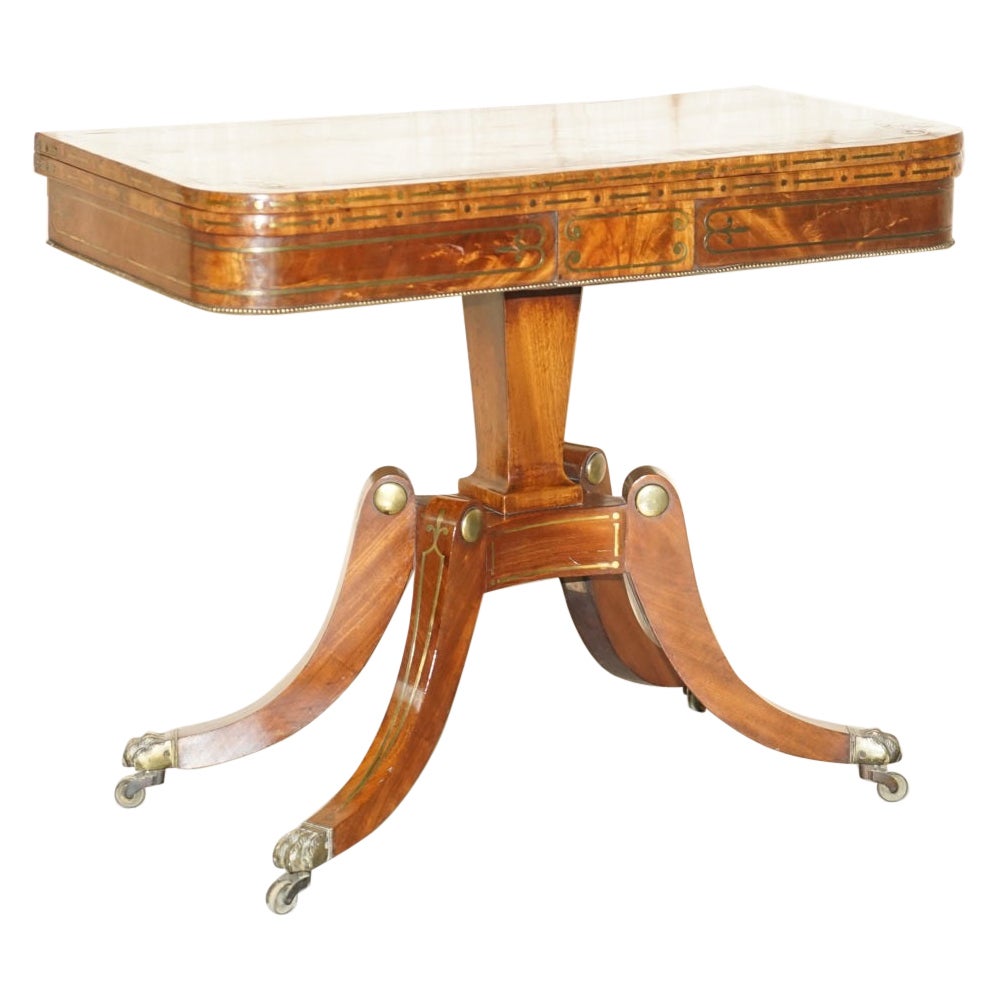 Tavolo da gioco restaurato in legno duro e ottone intarsiato, risalente al 1815.