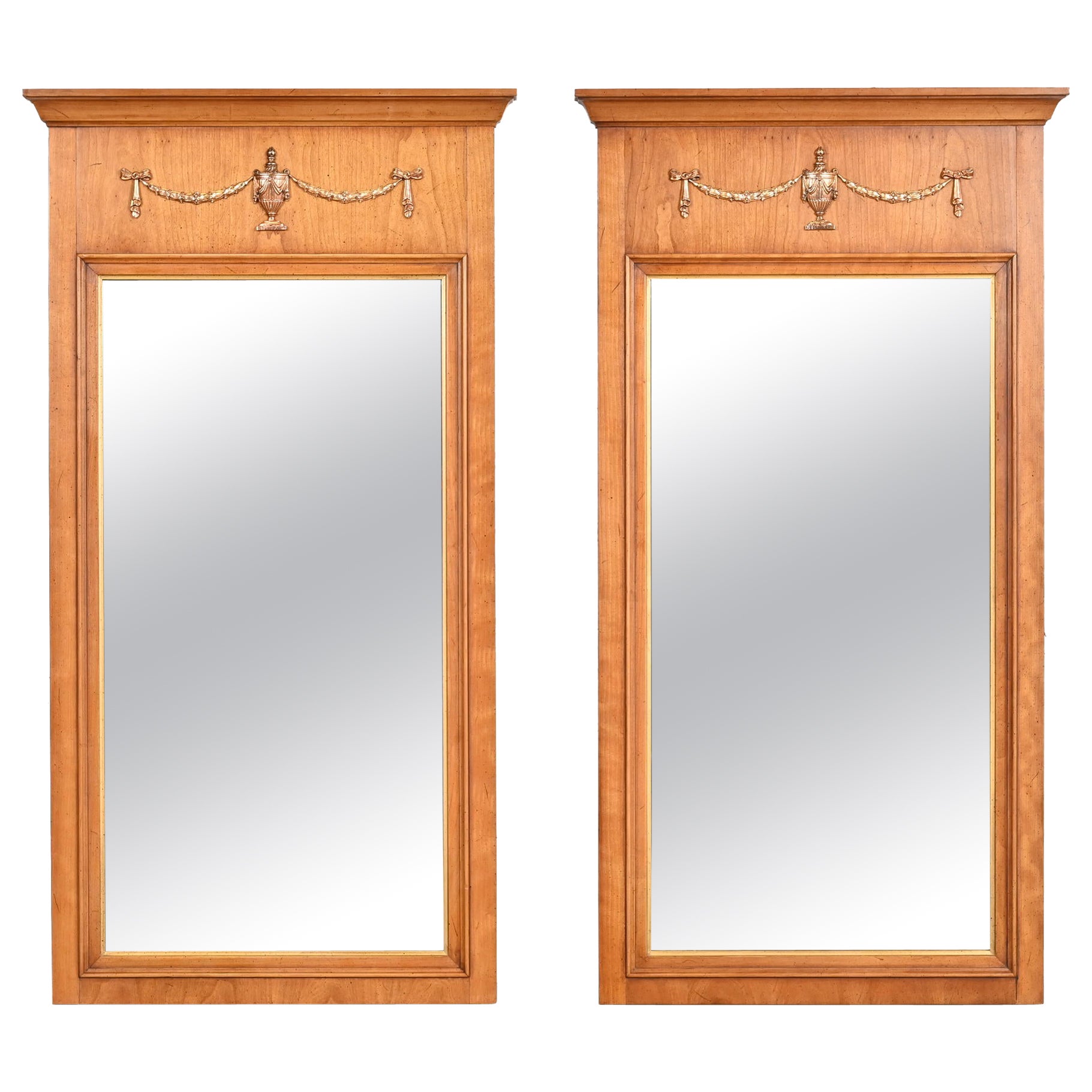 Paire de miroirs muraux néoclassiques Henredon en bois de cerisier de style Louis XVI en vente