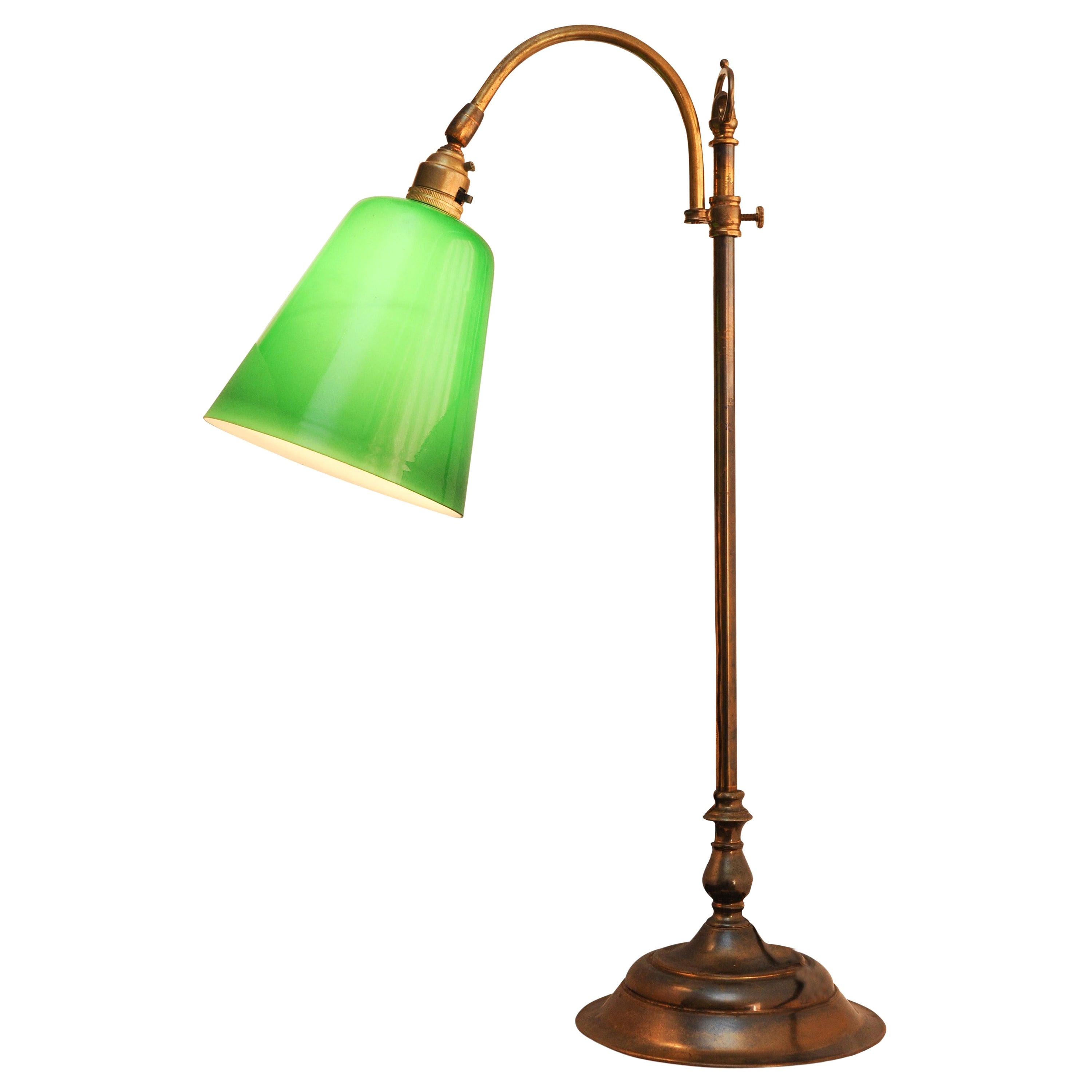 Lampe de bureau d'études ancienne avec abat-jour en verre vert course en vente