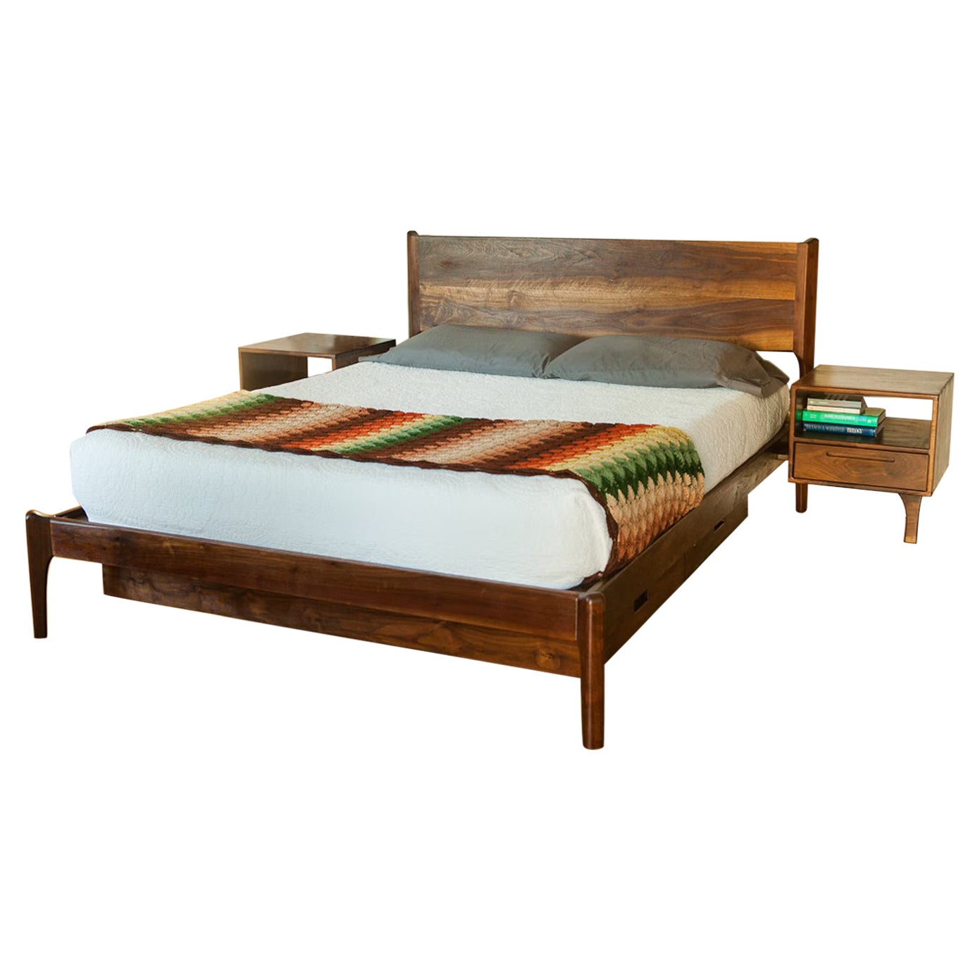 Deeble Classic Modern Storage Bed & Attached Nightstand Set - Mid Century Walnut (Noyer du milieu du siècle) en vente