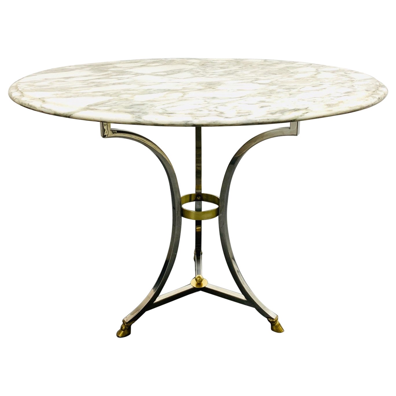 Tisch aus Chrom und Messing mit Marmorplatte im Stil von Maison Jansen im Angebot