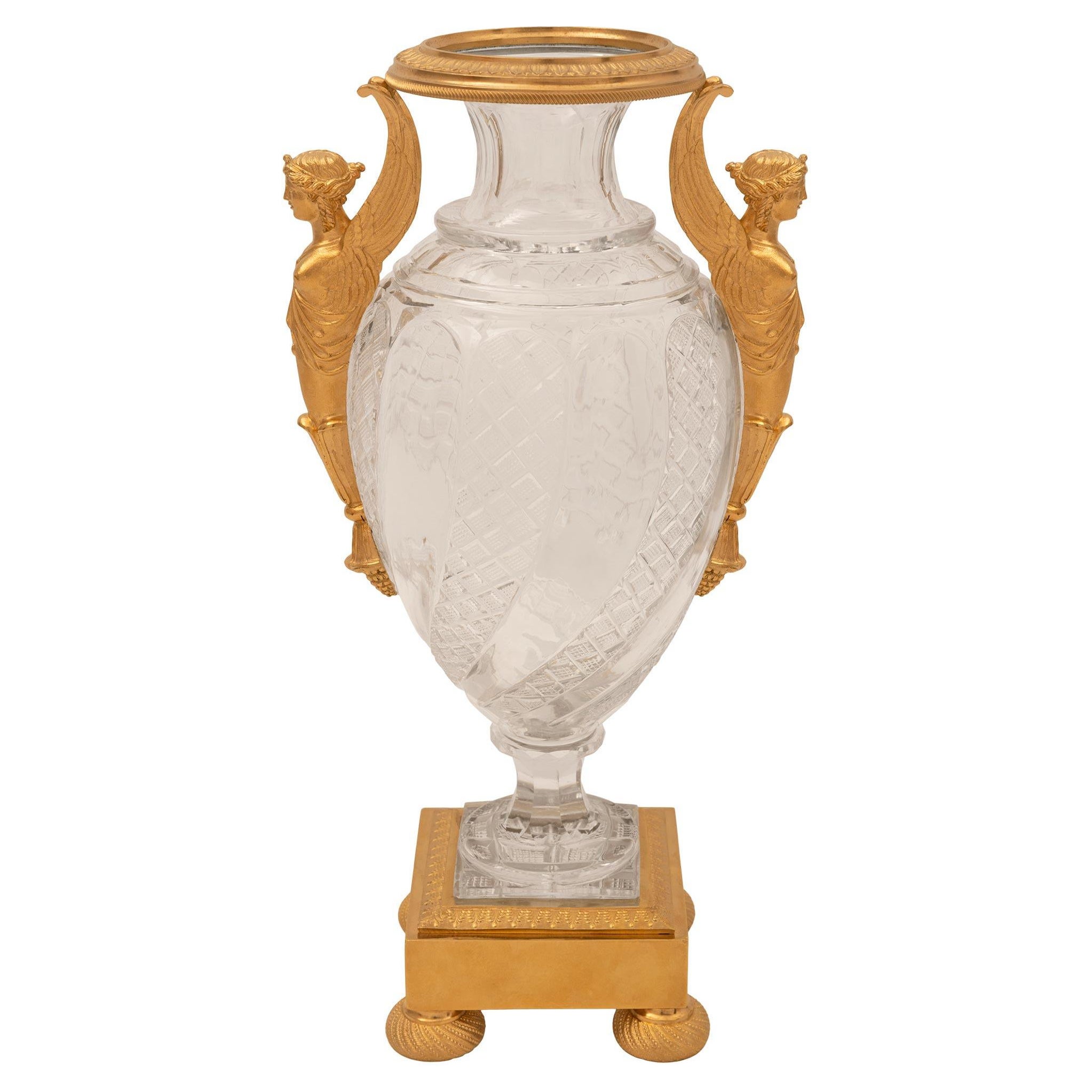 Urne néoclassique française du 19ème siècle en cristal de Baccarat et bronze doré