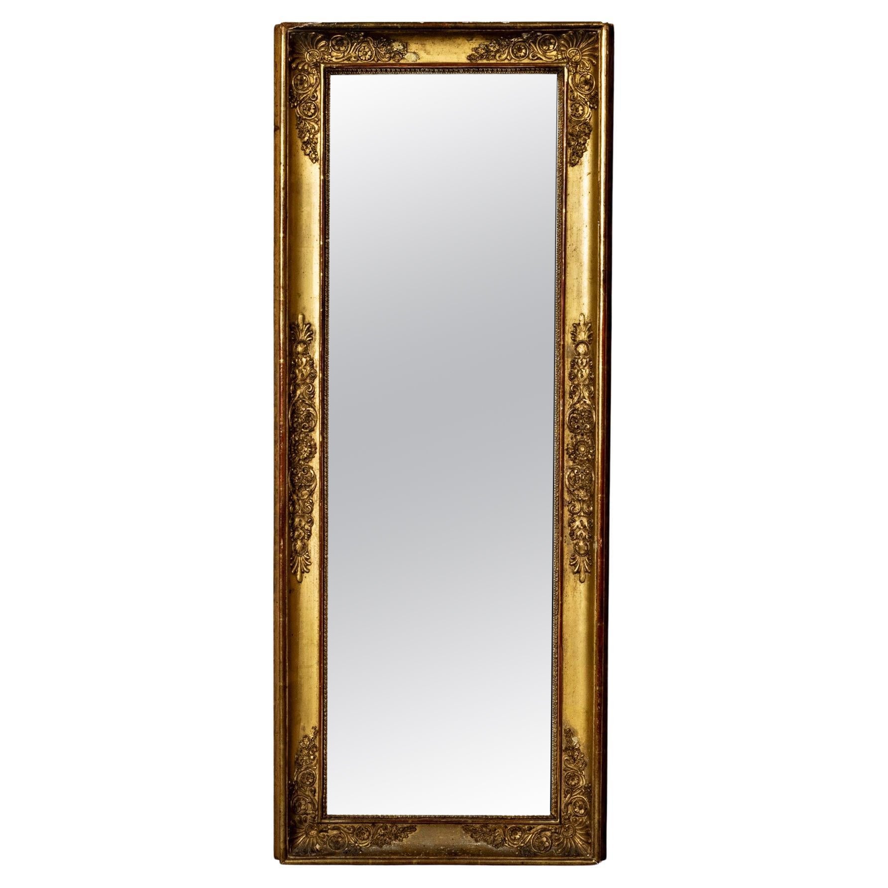 Miroir étroit en bois doré de la Restauration française du début du 19e siècle