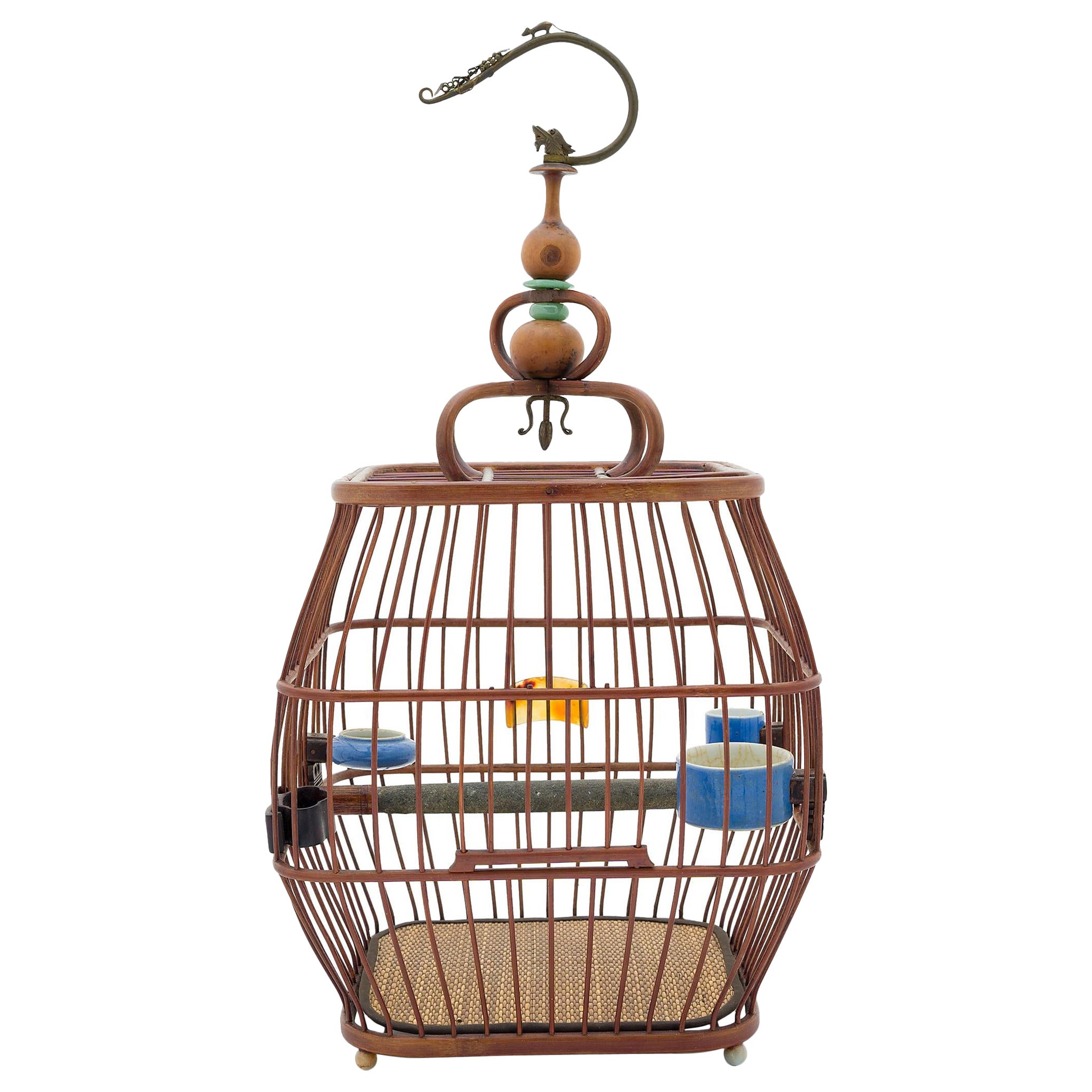 Cage à oiseaux chinoise en forme de tonneau avec pots à eau émaillés bleus, vers 1900