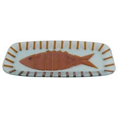 Murano, Italie. Grand plat en verre d'art de style moderne avec un motif de poisson.