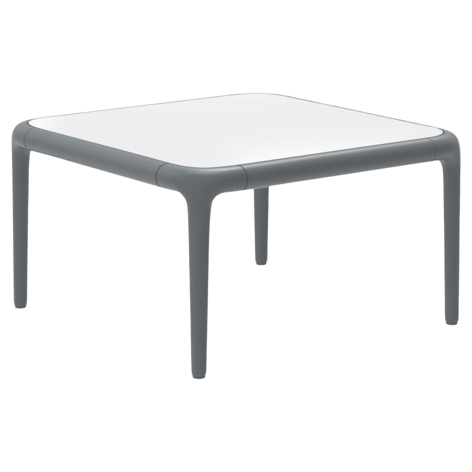 Table basse grise Xaloc 50 avec plateau en verre de Mowee