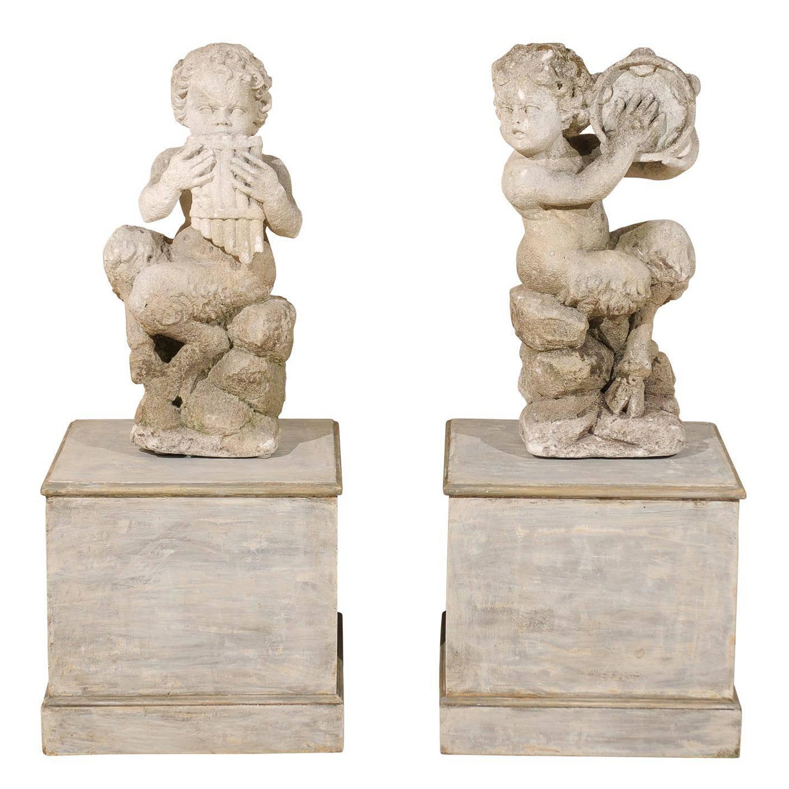 Paar italienische geschnitzte Panisci-Figuren aus dem frühen 20. Jahrhundert auf maßgefertigten Holzsockeln im Angebot