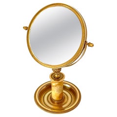 Miroir de table élégant en bronze doré. L'Empire français des années 1820