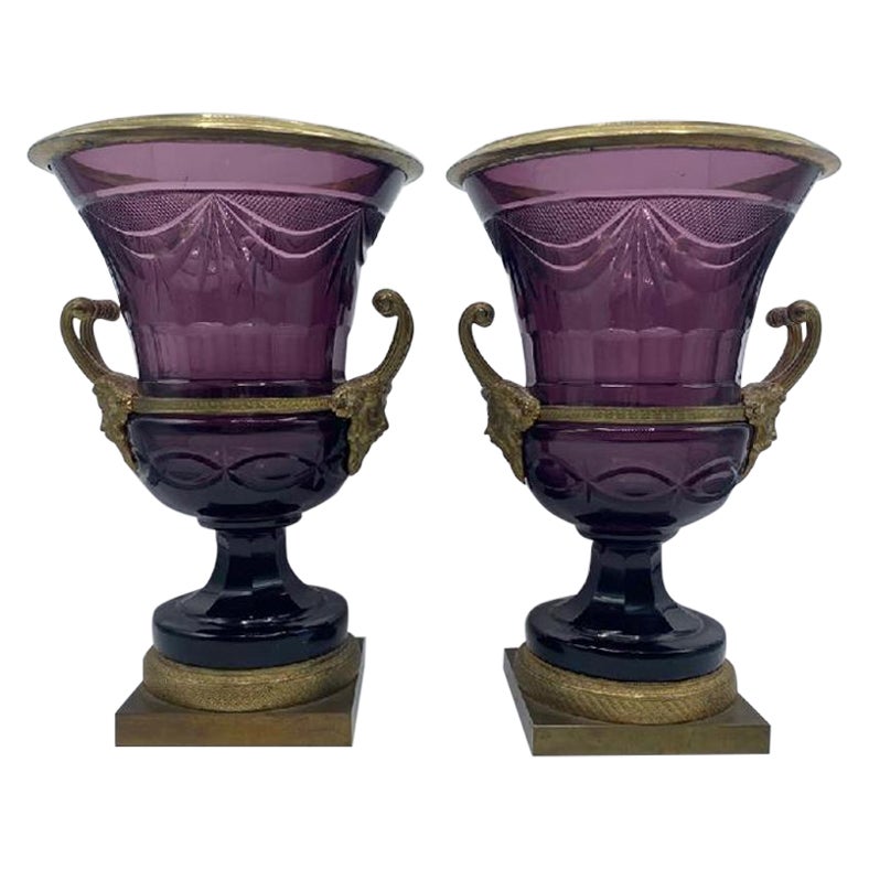 Paar russische Campana-Vasen aus Goldbronze-Glas mit Amethystbeschlägen aus dem 19. Jahrhundert