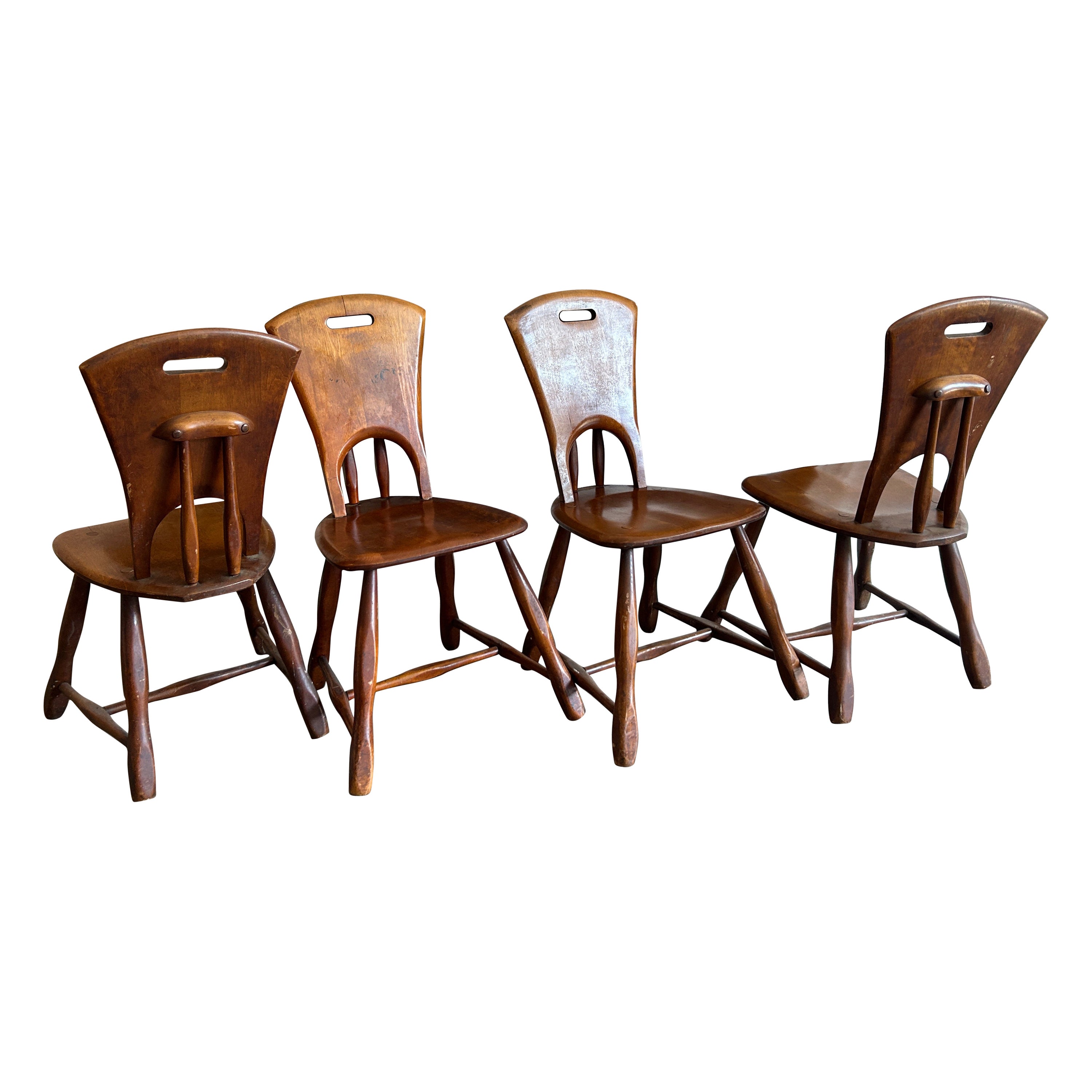 Ensemble de 4 chaises de salle à manger rustiques en bois massif sculptural du milieu du siècle dernier 