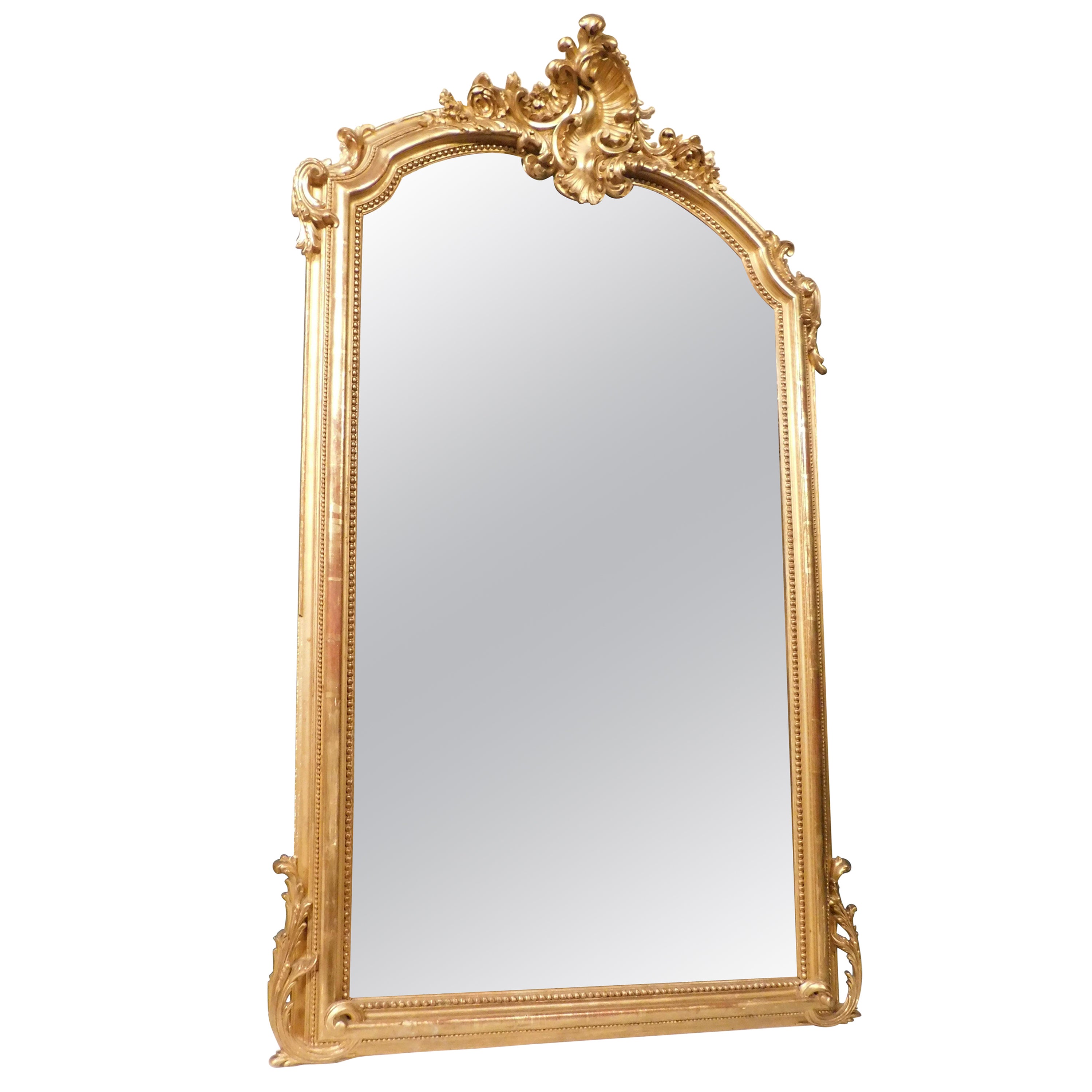 Miroir ancien en Wood Wood doré avec frise richement sculptée, France, 19e siècle en vente