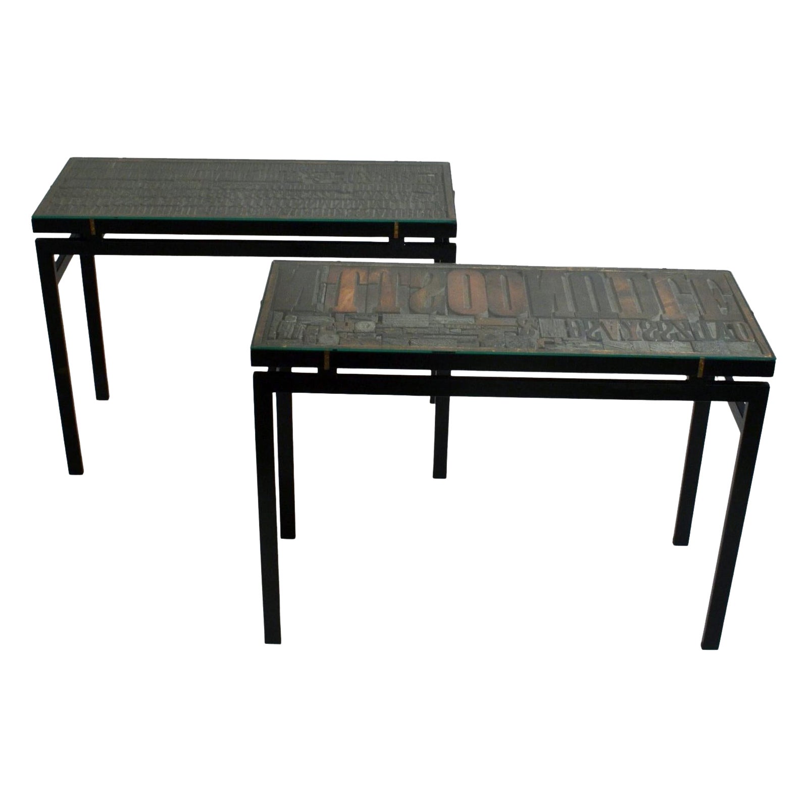 Pareja de Consolas con Tapa de Madera en Relieve sobre Estructura de Metal Negro