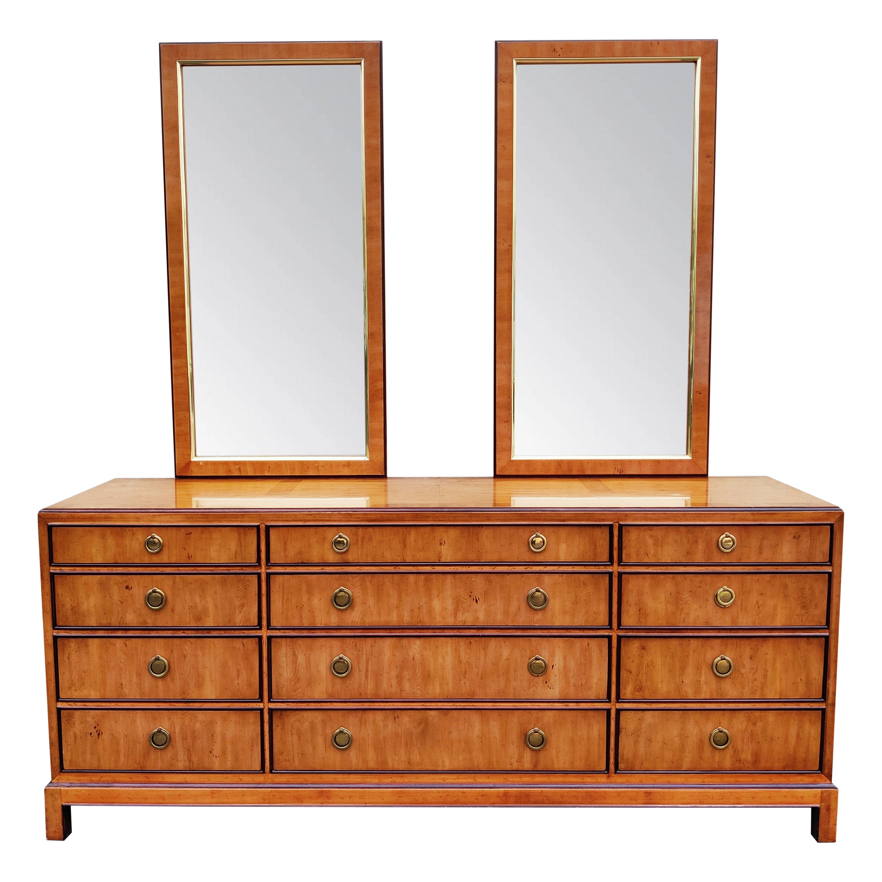 Miroir commode à 9 tiroirs Drexel Heritage Hollywood Regency en bois de ronce et laiton des années 1970 en vente