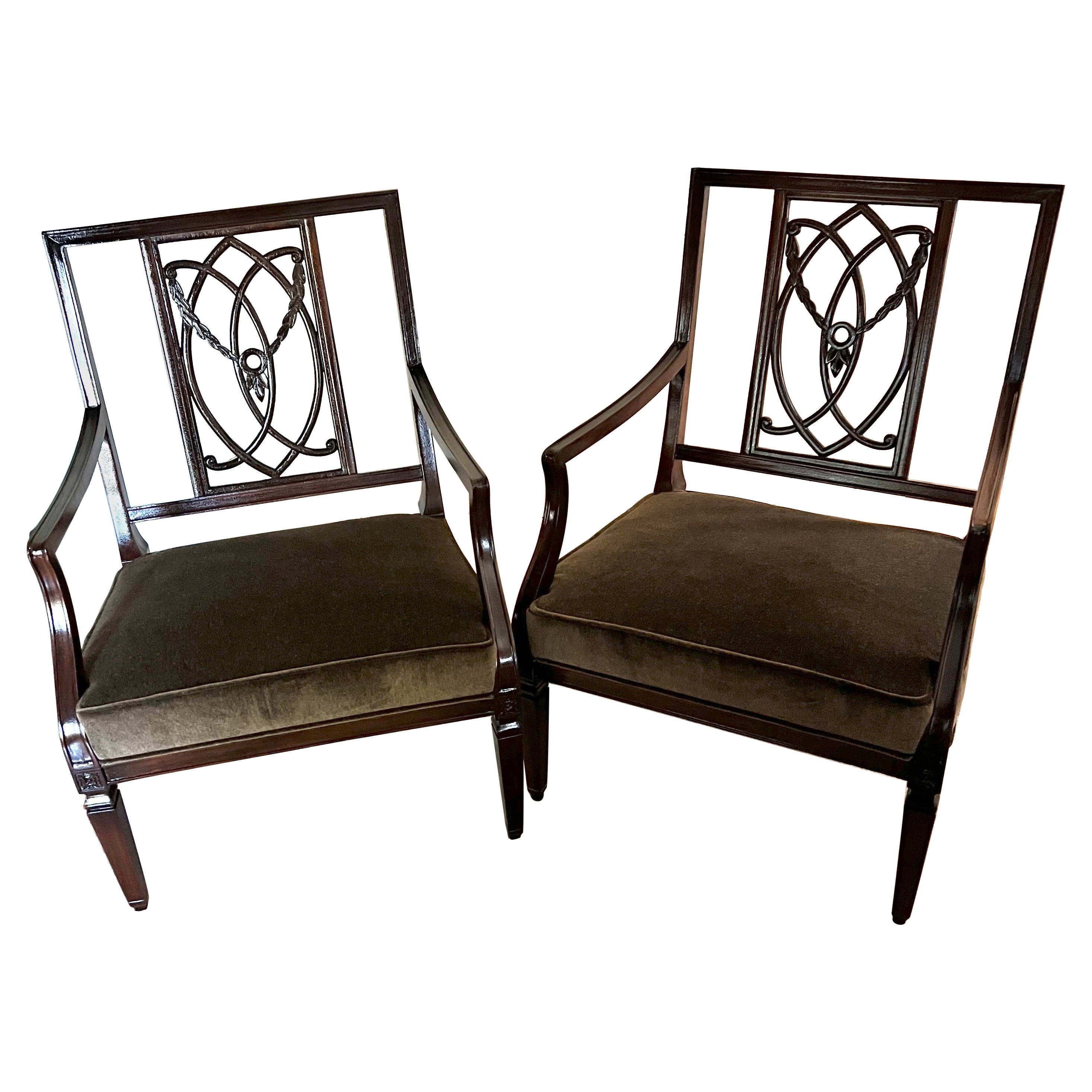 Paar Hollywood-Regency- oder George-Lll-Stühle aus Nussbaumholz mit Mohairbezug