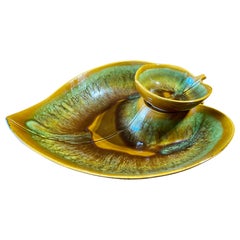 Mid Century Modern Chip & Dip Green Leaf Glazed Ceramic Bowl. Circa 1960er Jahre