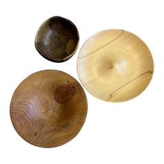 Collection de bols et de plats scandinaves en bois.