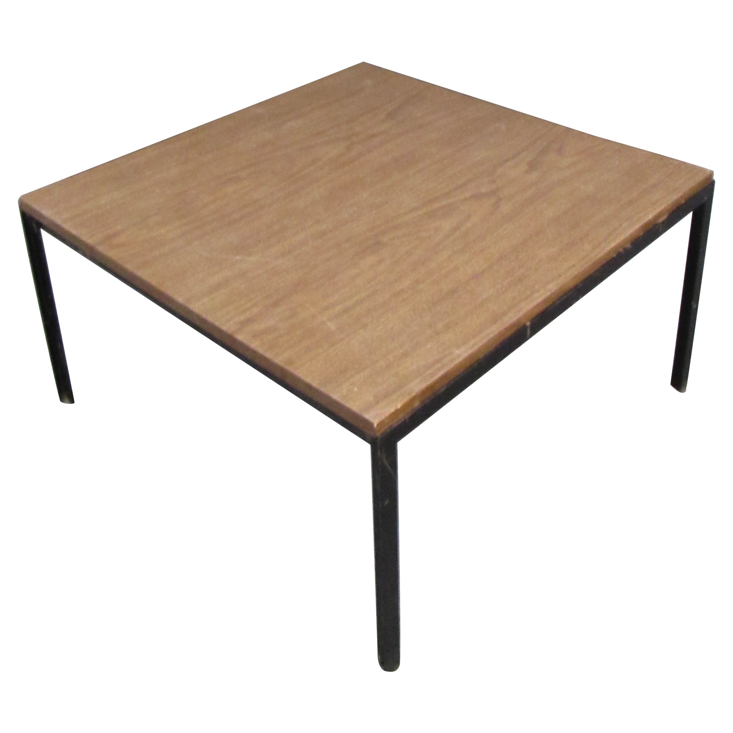 Table basse vintage en stratifié « T-Angle » en vente