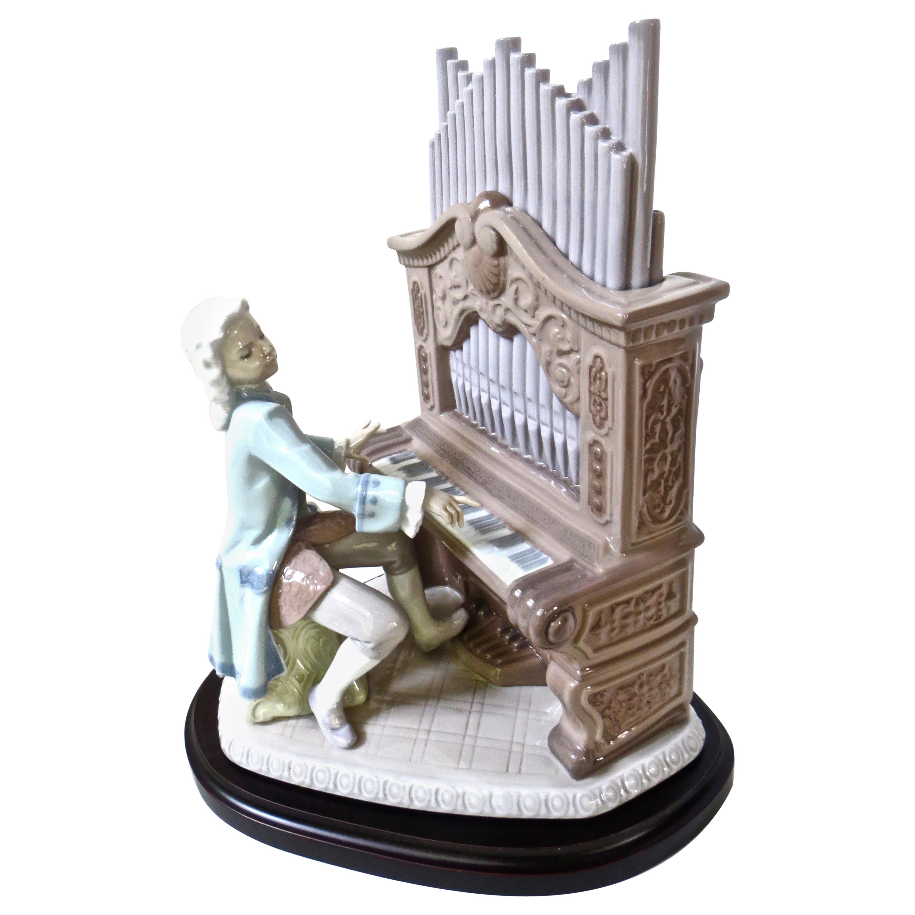 Sculpture en porcelaine "Young Bach" de Lladro, Espagne, représentant Bach à l'orgue de barbarie