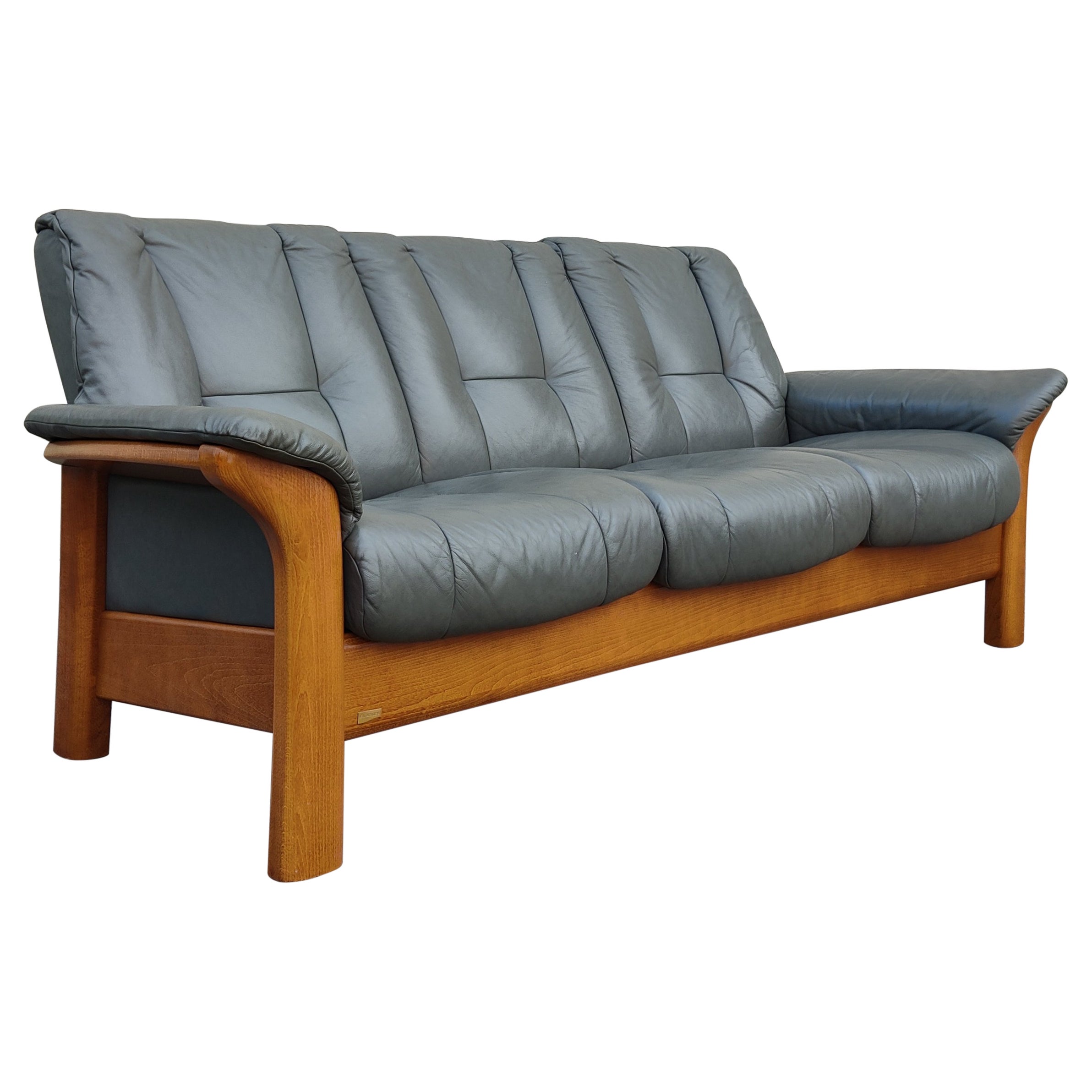 Buckingham-Sofa mit niedriger Rückenlehne aus Teakholz und Schiefergrauem Leder, Norwegen im Angebot