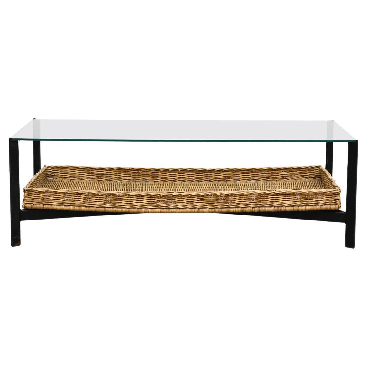 Modernistischer Couchtisch aus der Mitte des Jahrhunderts mit schwarzem Rahmen, Glasplatte und Rattankorb