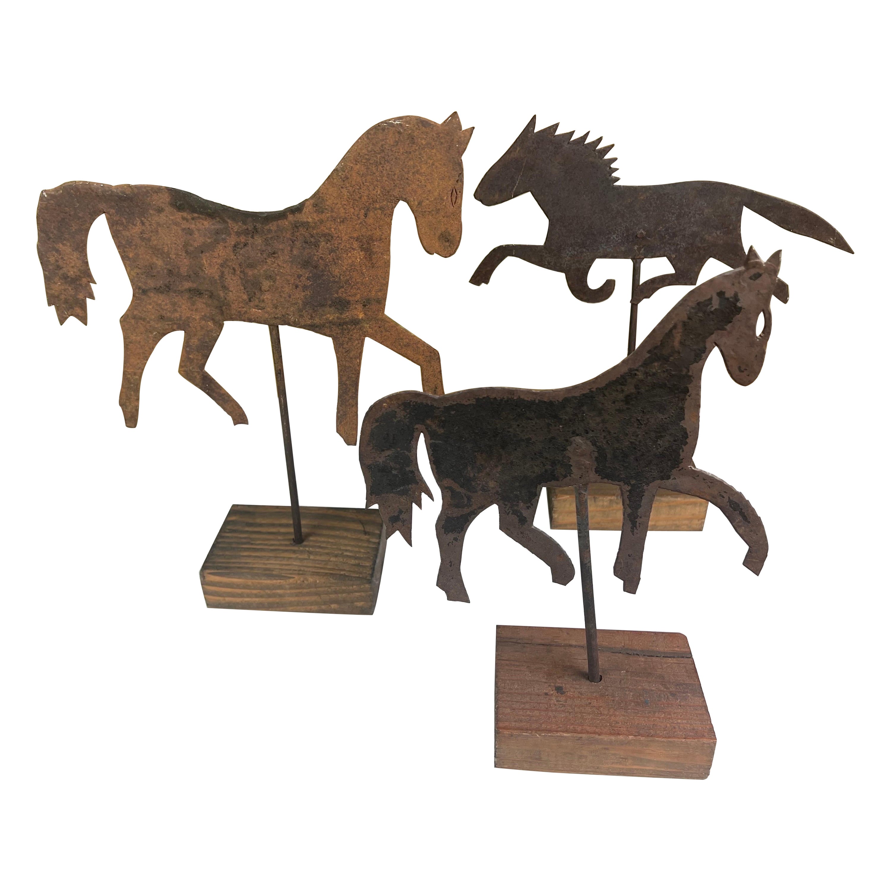 Trio von Metallpferden auf Holzsockeln im Angebot