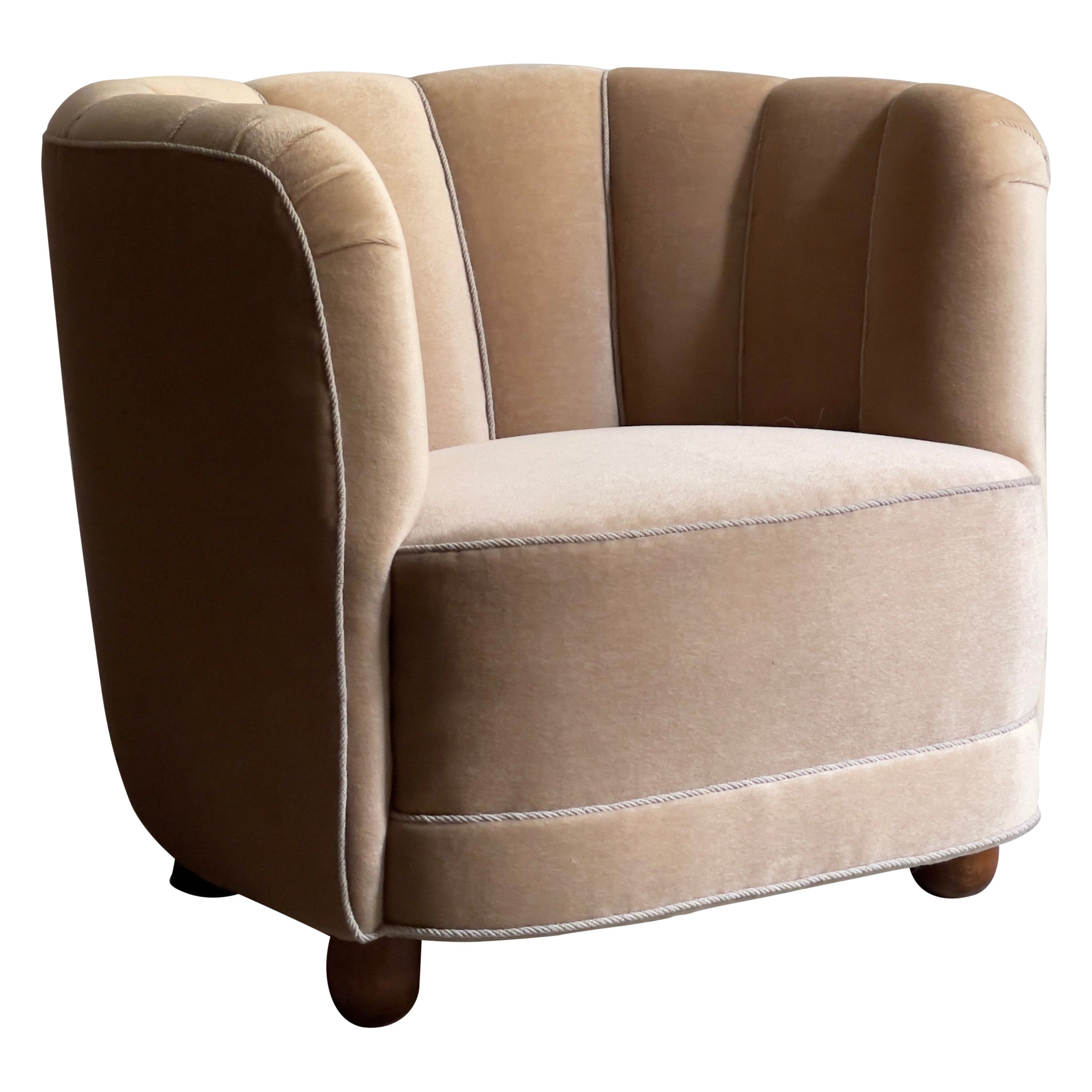 Dänischer moderner Easy Chair aus den 1930er Jahren, neu gepolstert mit Premium-Beige-Mohair im Angebot