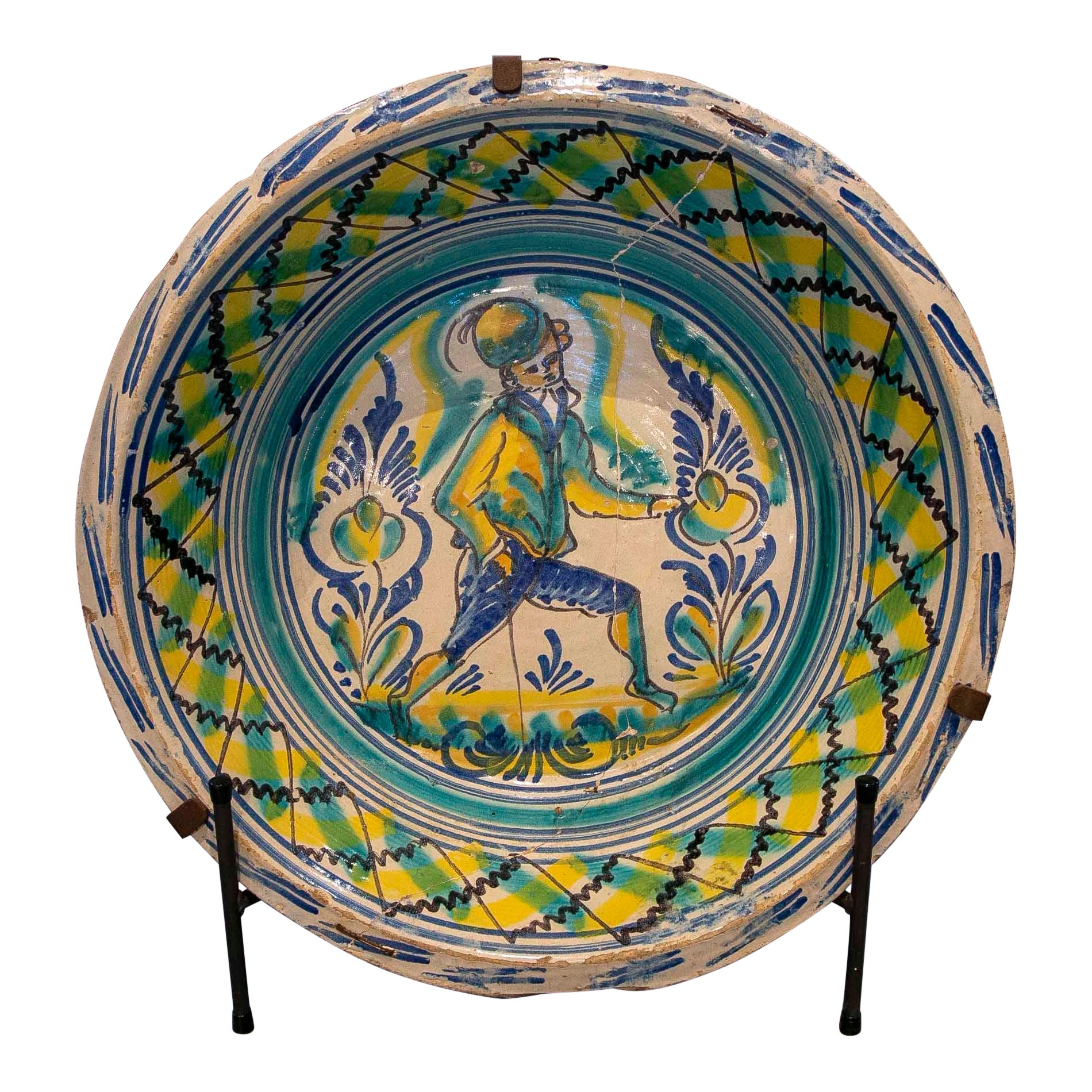 Spanischer Triana-Keramikteller „Lebrillo“ des 19. Jahrhunderts mit bemalter Person  im Angebot