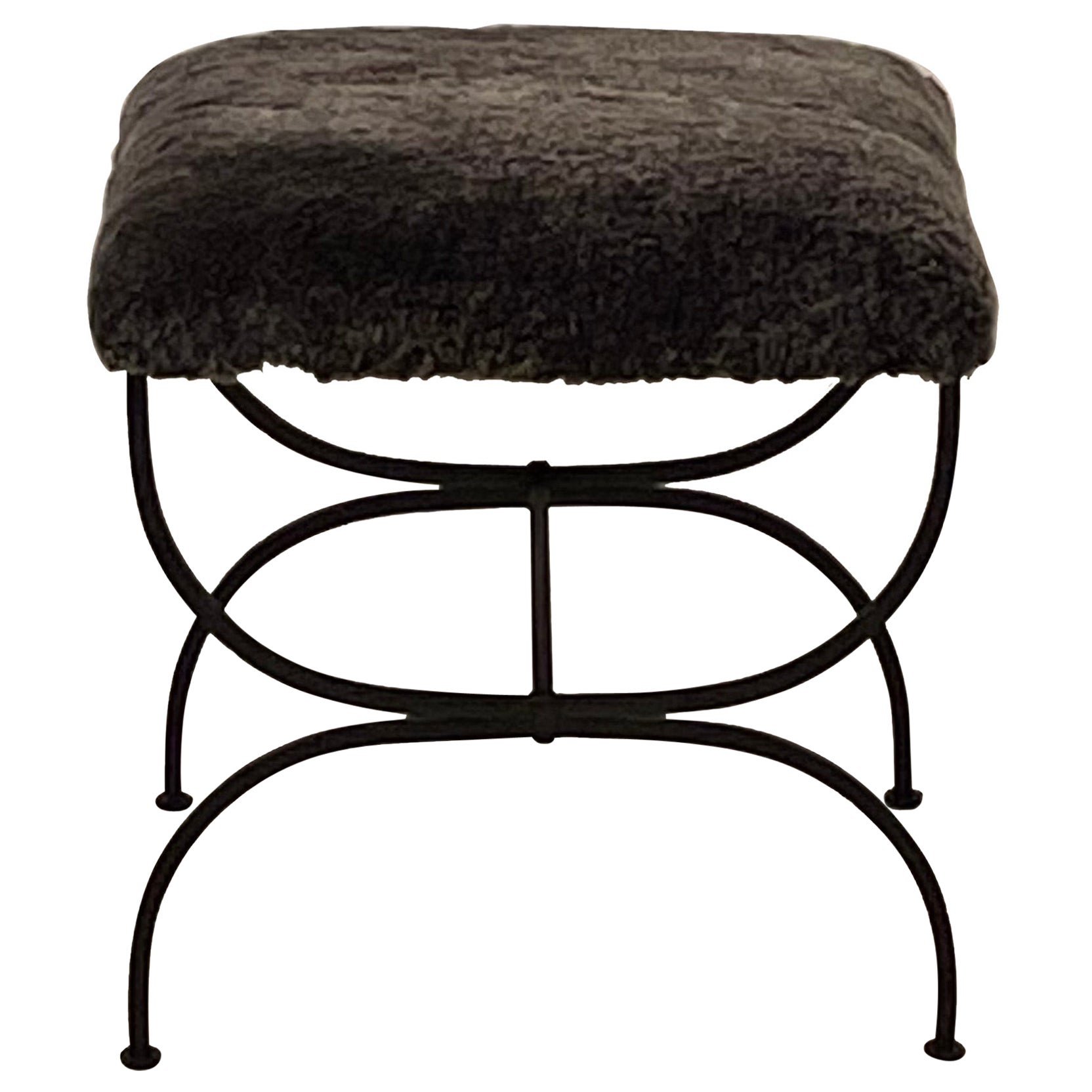 Tabouret 'Strapontin' en fourrure grise par Design Frères