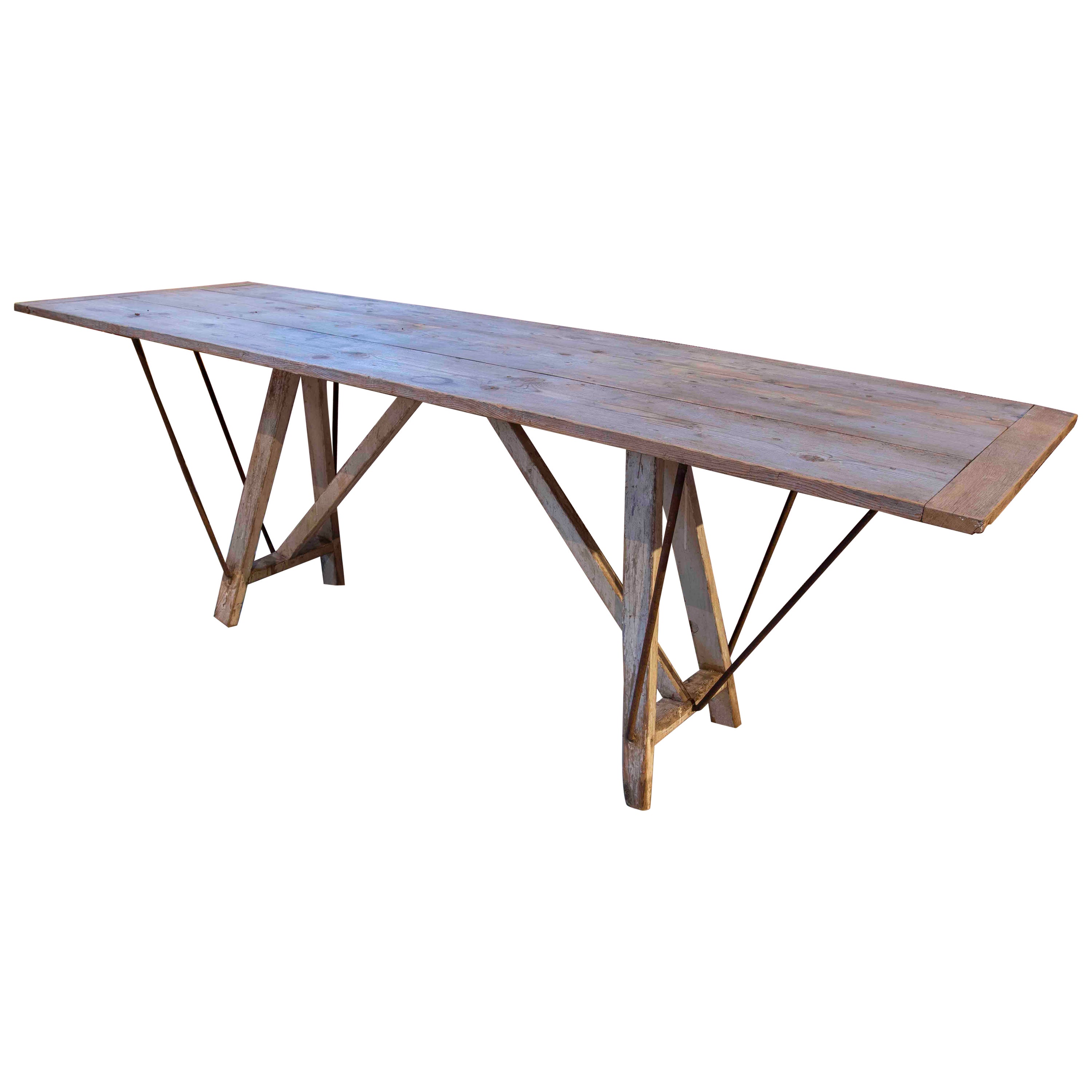 Französischer Industrietisch aus Holz mit Eisenverstärkungen 