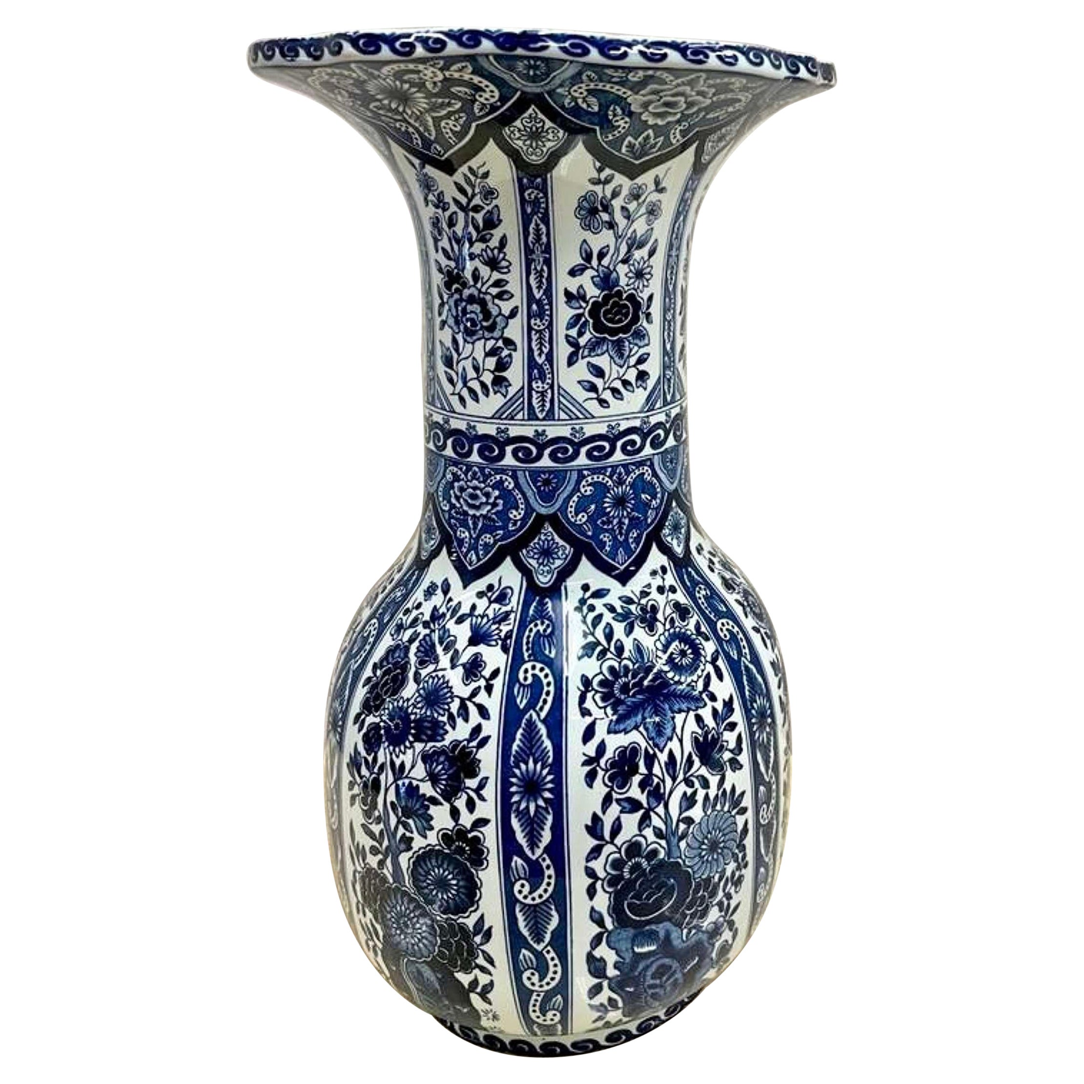 1950's Large Scale, Blau und Weiß Delft Pottery Vase. im Angebot