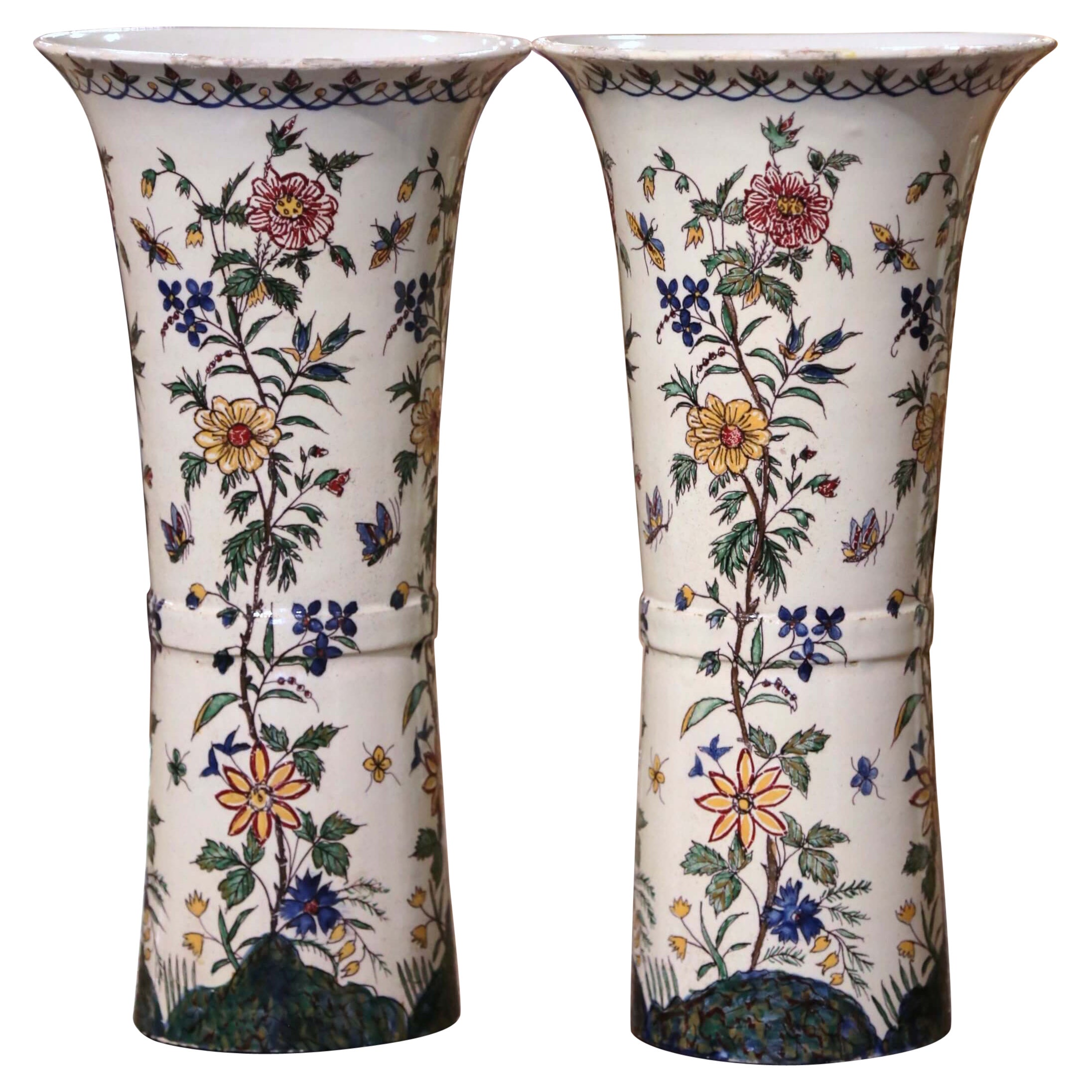 Paire de vases trompettes en faïence peints à la main du 19ème siècle en provenance de Provence