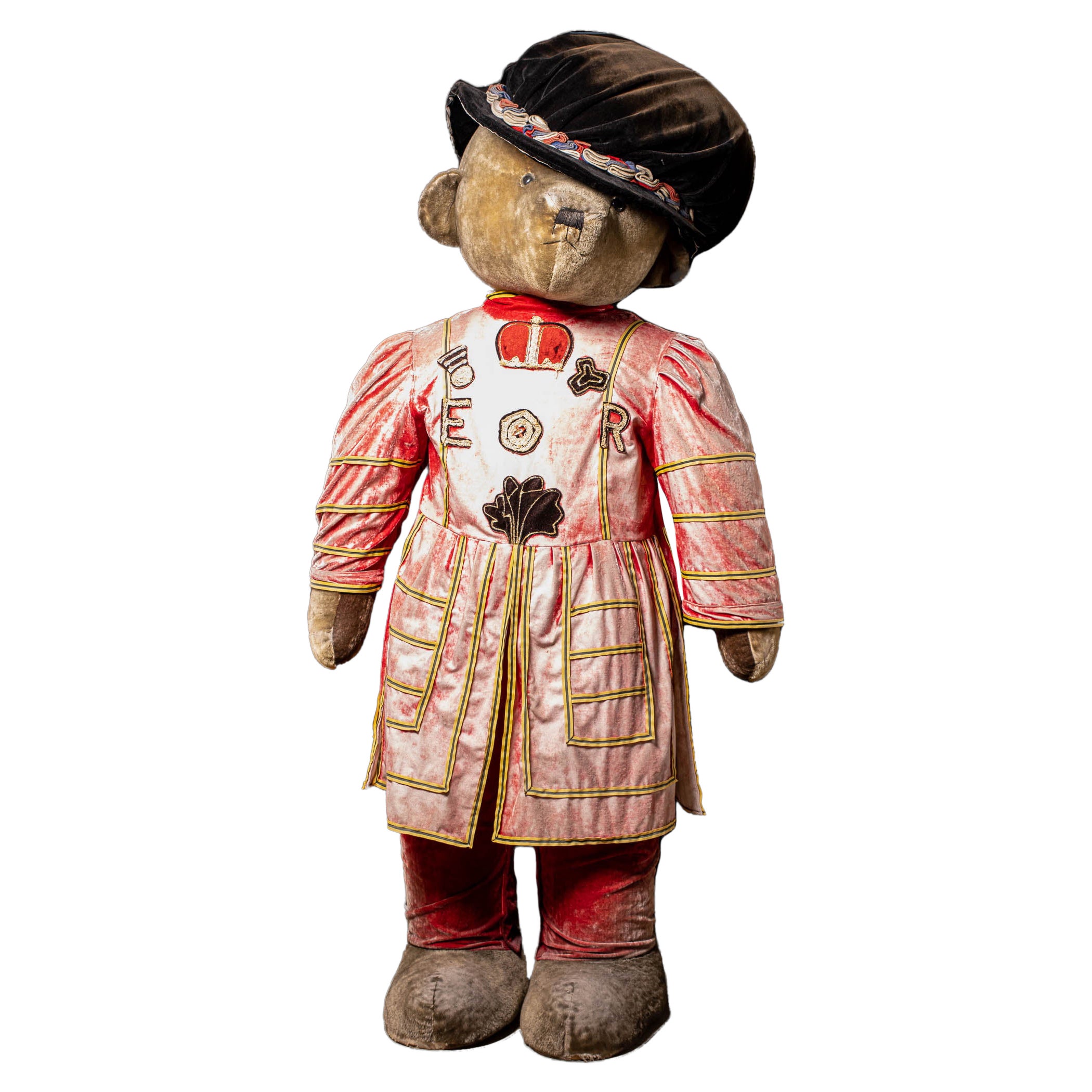 Riesiger lebensgroßer Teddybär in der berühmten Uniform der Wächter des Tower of London