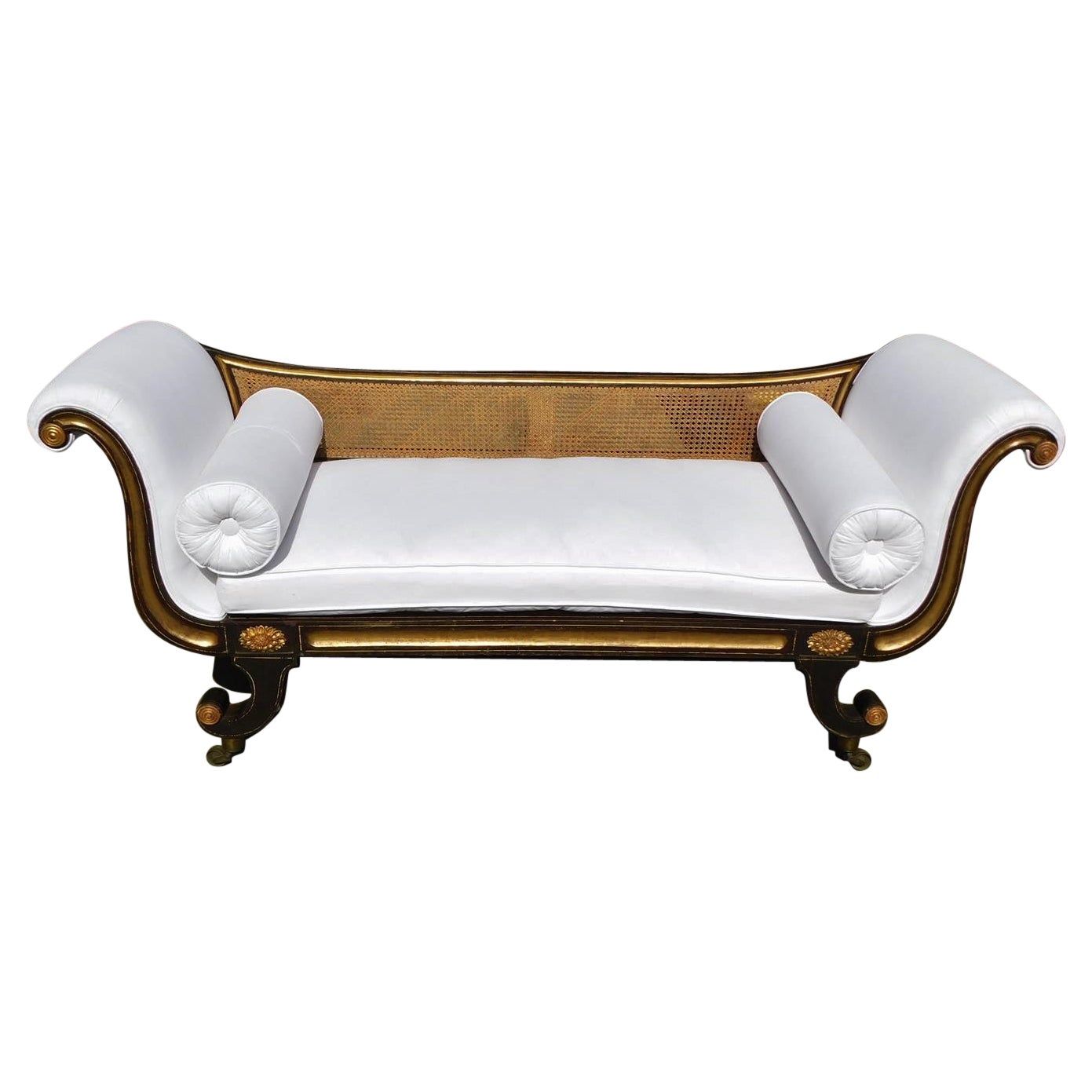 Settee en rotin tapissée d'un médaillon de feuillage peint et doré de style English Regency, vers 1810