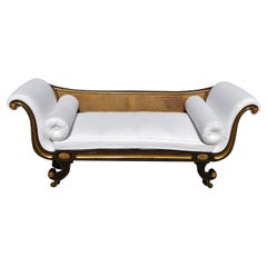 Settee en rotin tapissée d'un médaillon de feuillage peint et doré de style English Regency, vers 1810