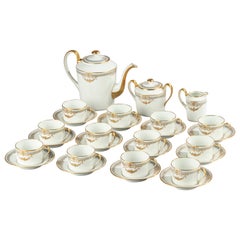 Service à thé de 15 pièces en porcelaine de Royal Limoges, doré en relief 