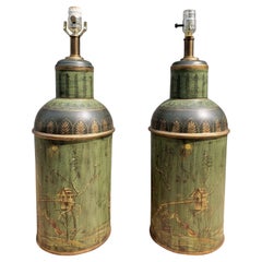 Paar asiatische verschnörkelte, gearbeitete Teekanister aus Leder über Zinn, montiert als Lampen