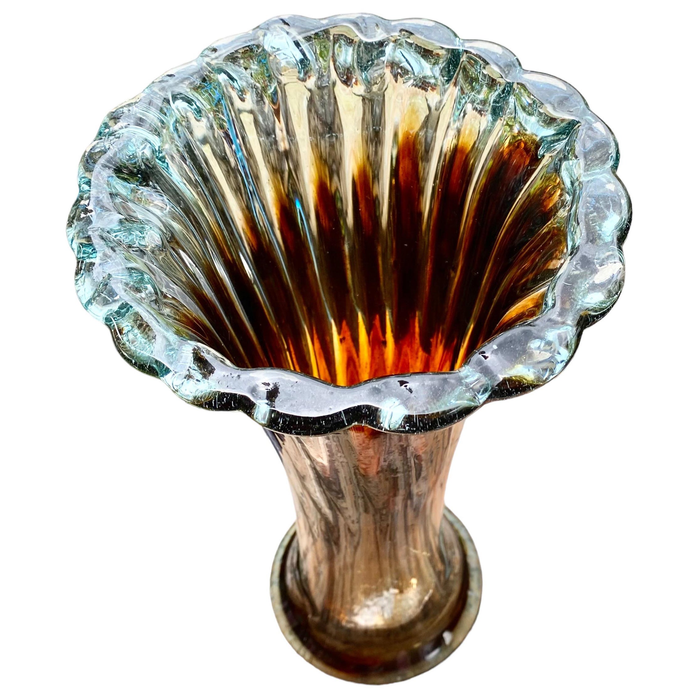 Vase vintage en verre d'art soufflé à la bouche, à bords cannelés et évasés en vente