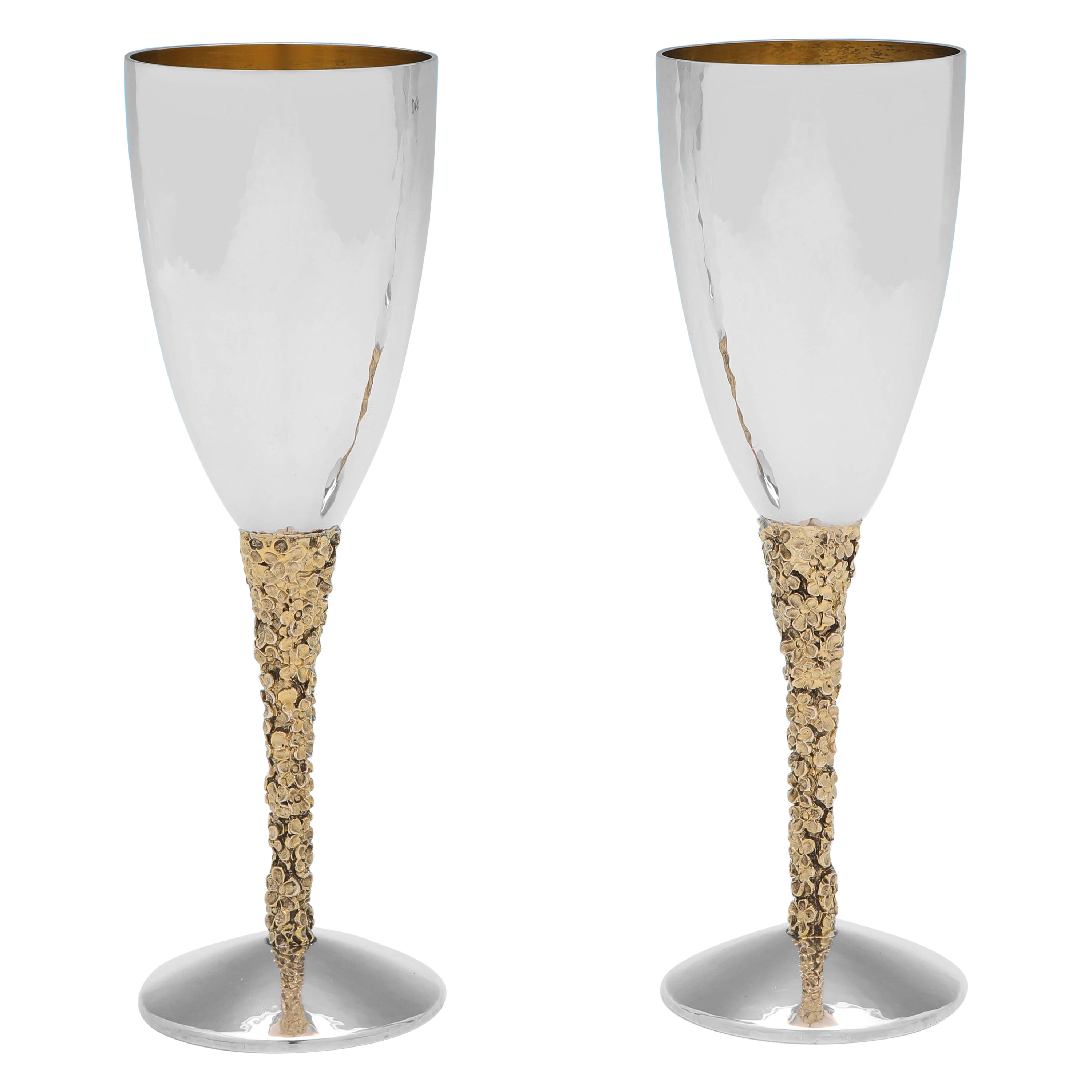 Stuart Devlin – Modernistisches Design aus Sterlingsilber und vergoldeten Champagnerflöten – 1977